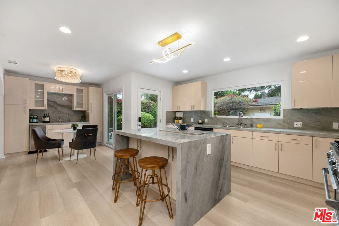 Los Angeles, California, 90048, United States, 4 Bedrooms Bedrooms, ,4 BathroomsBathrooms,Residential,For Sale,1912253