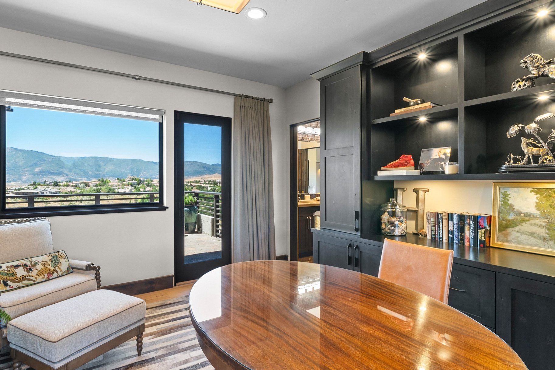  where  distinctive architecture, commanding views - 物件實景
