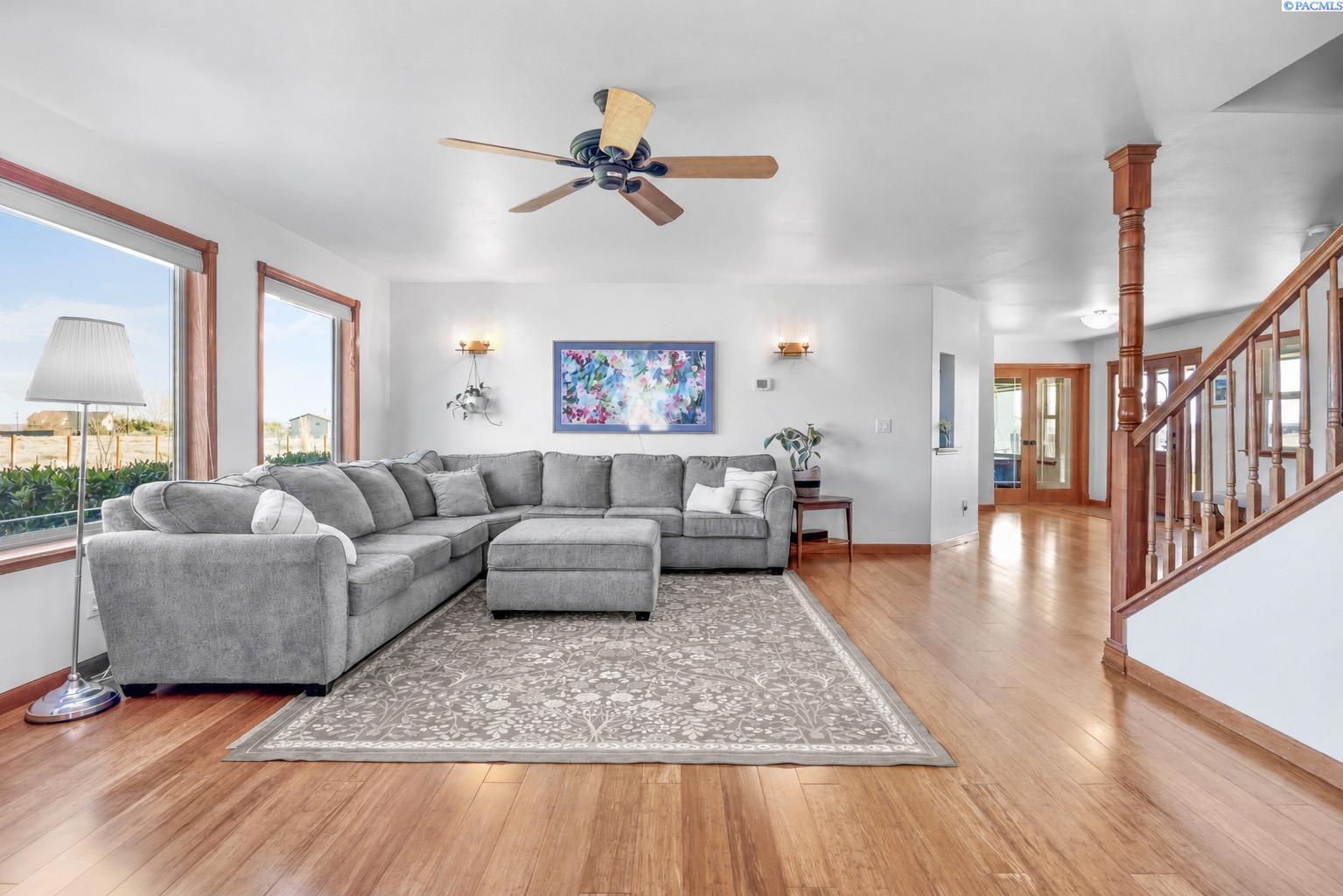 West Richland, Washington, 99353, United States, 4 Bedrooms Bedrooms, ,4 BathroomsBathrooms,Residential,For Sale,2031240