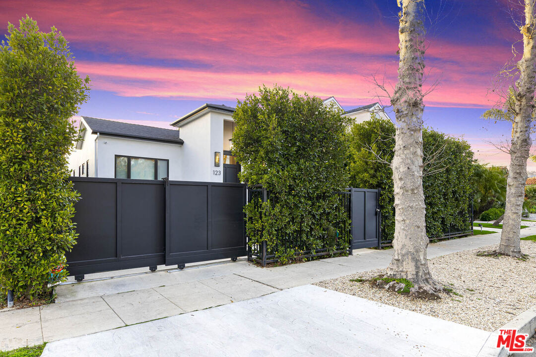 Los Angeles, California, 90048, United States, 4 Bedrooms Bedrooms, ,2 BathroomsBathrooms,Residential,For Sale,1862475