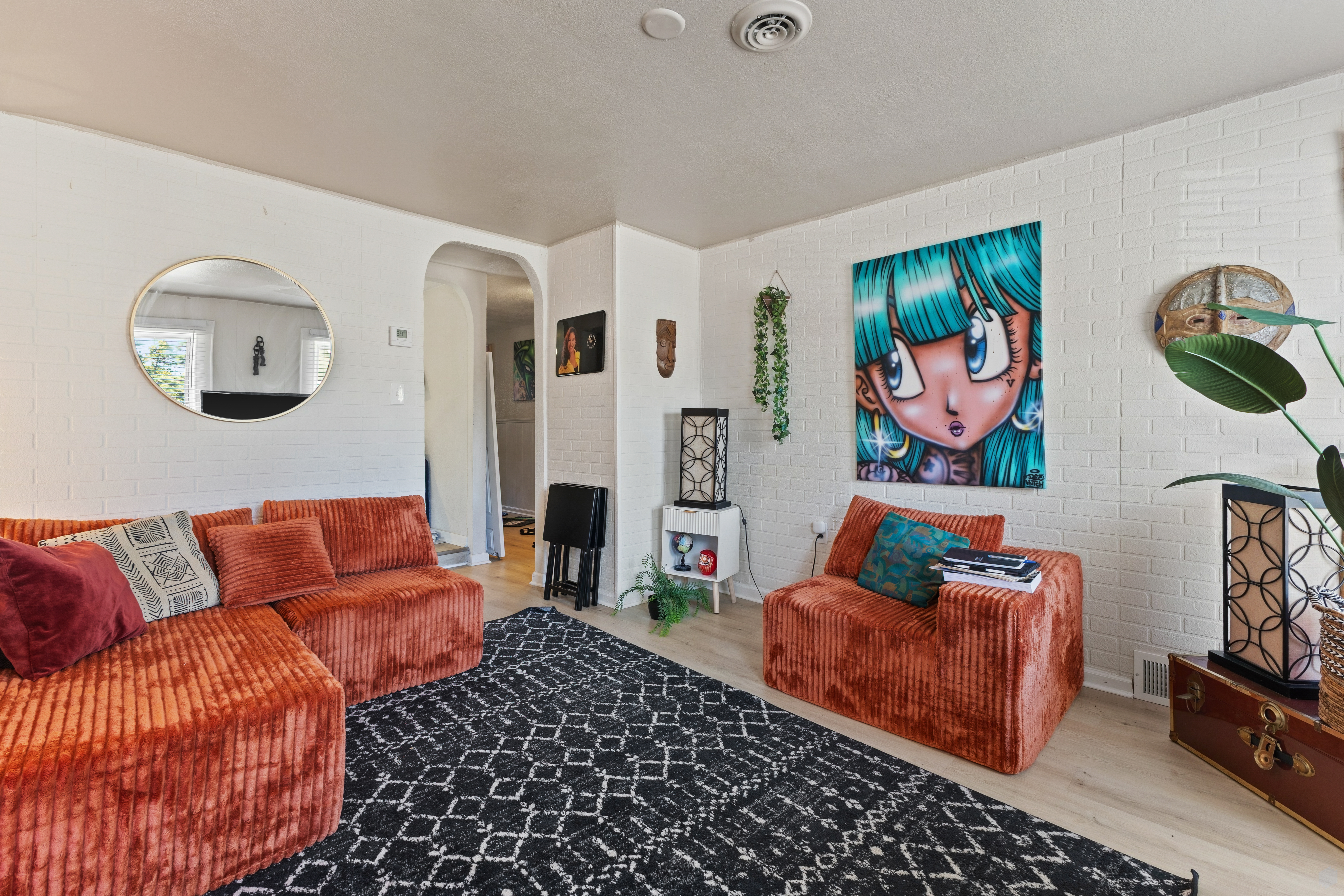  Prime Bay View Investment: Updated Duplex with 4-Car Garage Near Lake Michigan - 物件實景