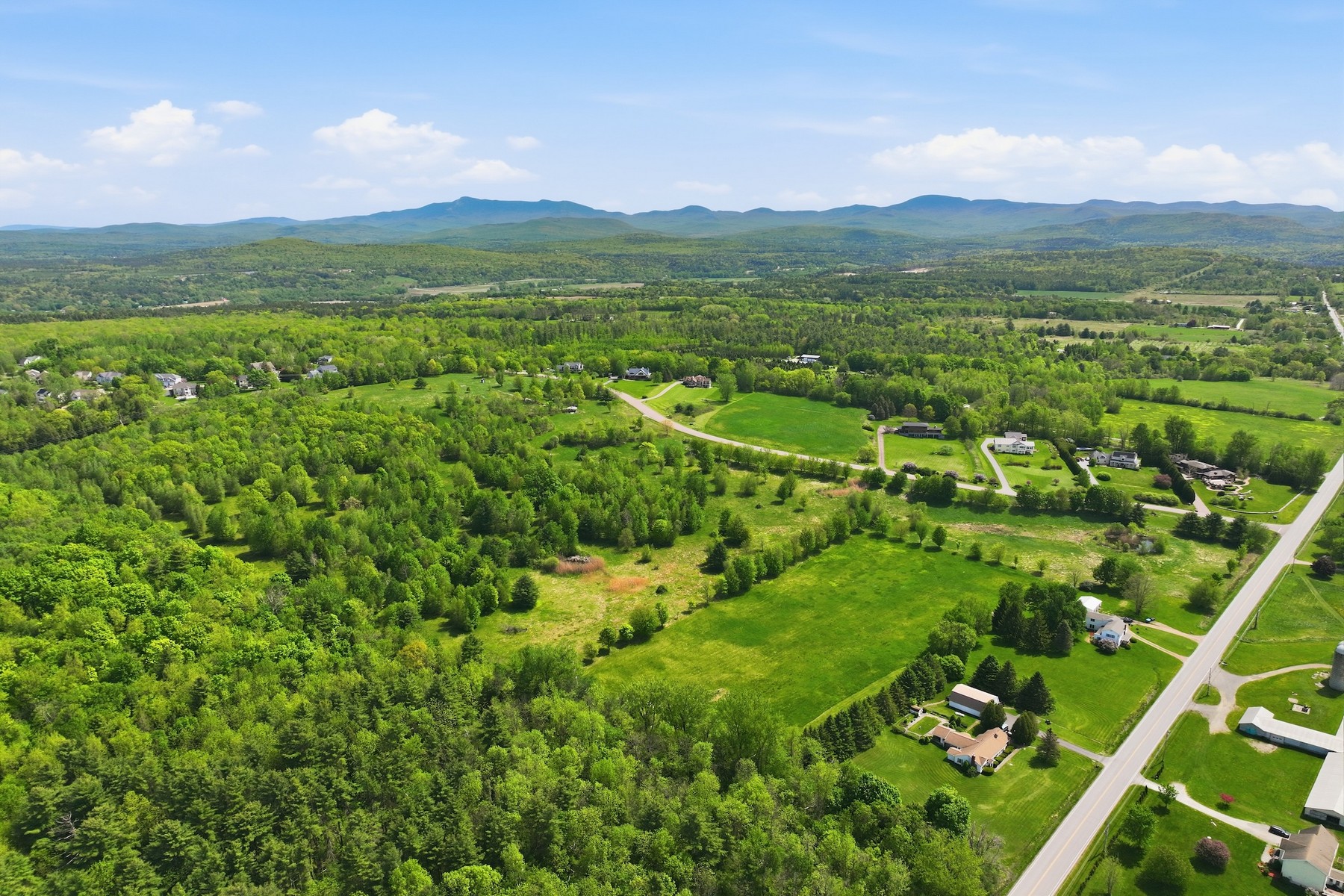  351 Ledgewood Drive - 物件實景