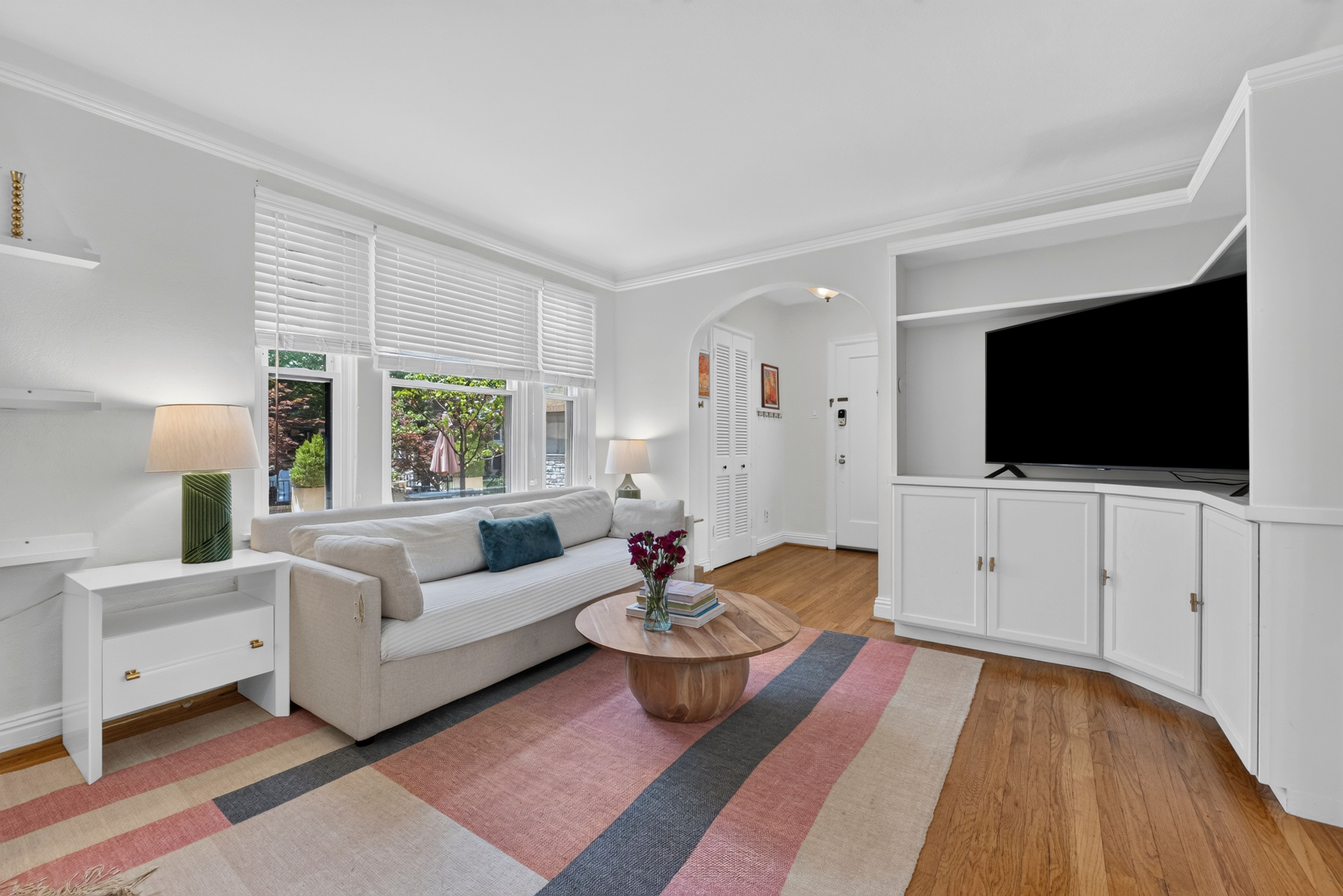  Spacious, Modern, and Move-In Ready Main Floor Condo - 物件實景