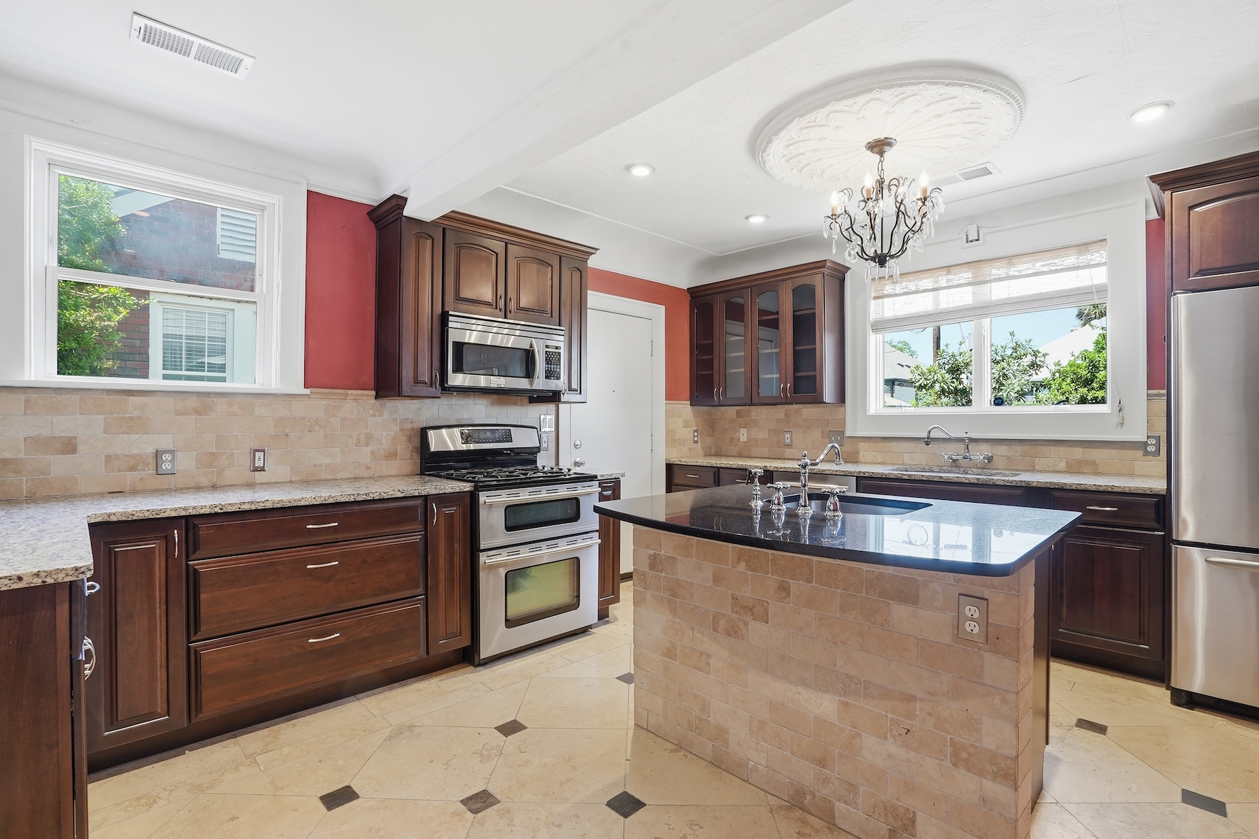  Charming Brick Bungalow in Ardsley Park with Modern Updates - 物件實景