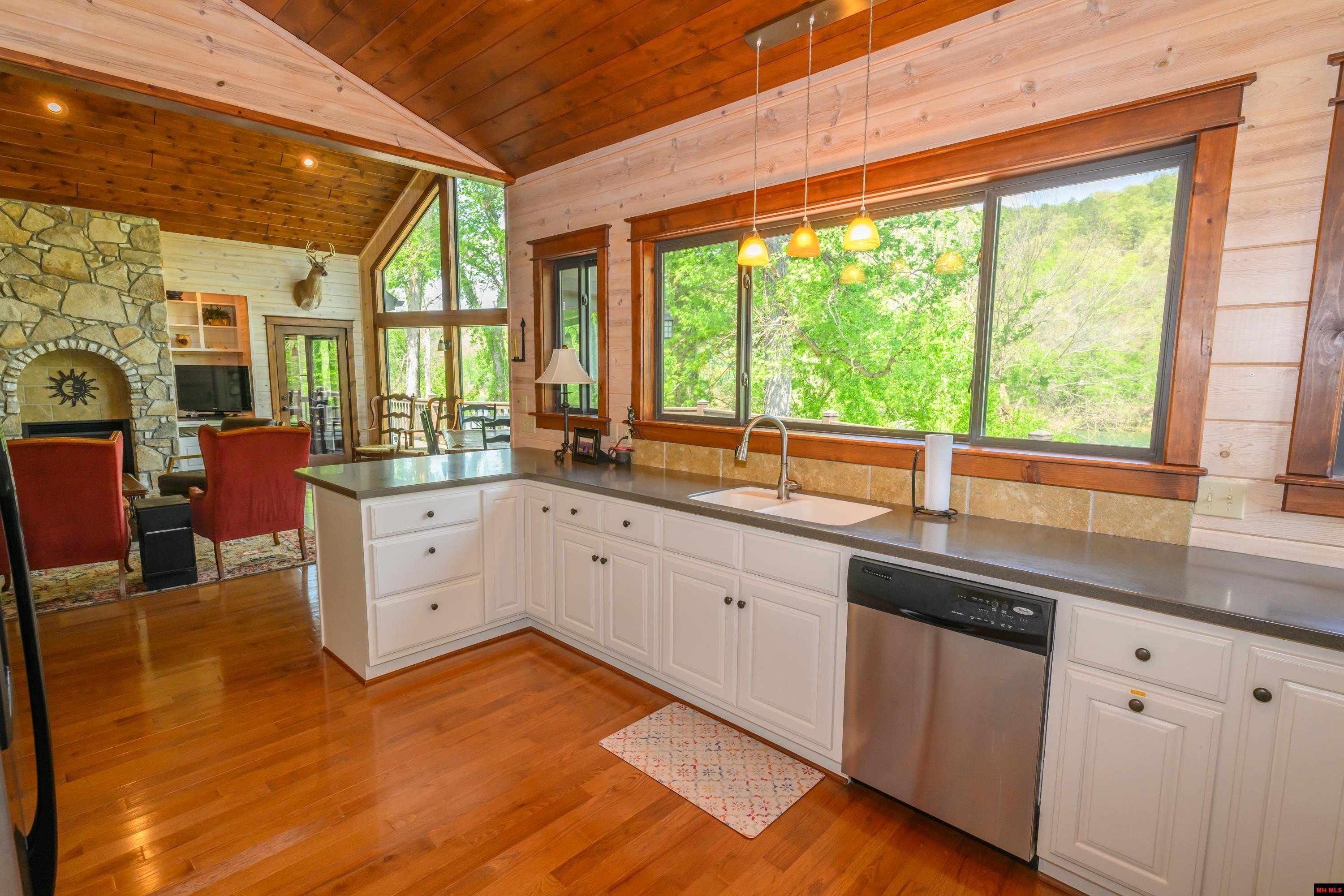 Norfork, Arkansas, 72658, United States, 3 Bedrooms Bedrooms, ,3 BathroomsBathrooms,Residential,For Sale,1921942