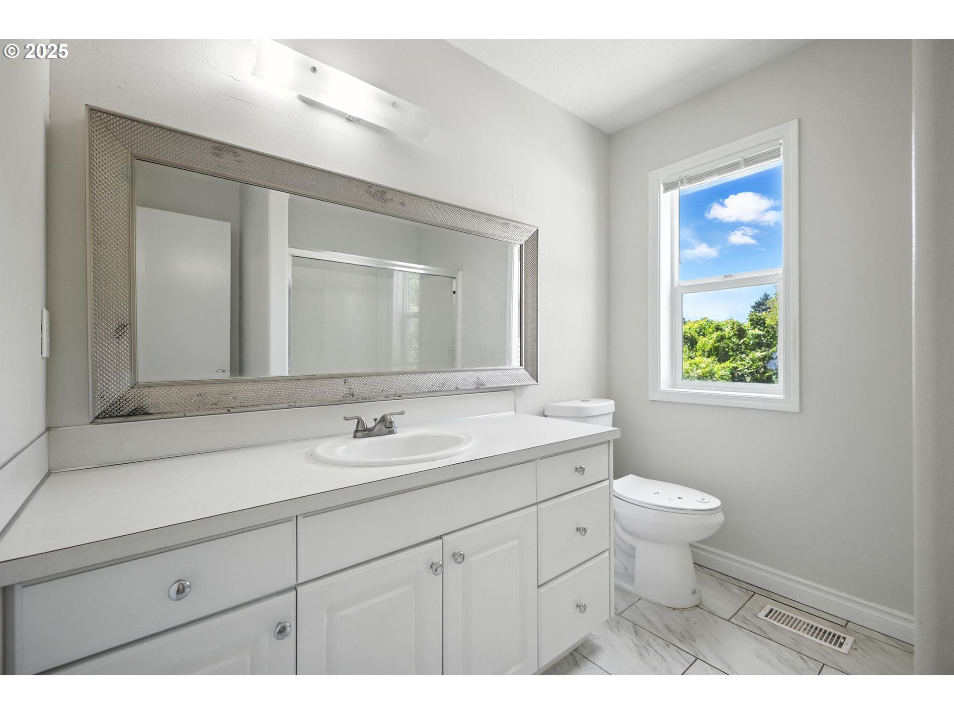 Portland, Oregon, 97266, United States, ,Residential,For Sale,1865465