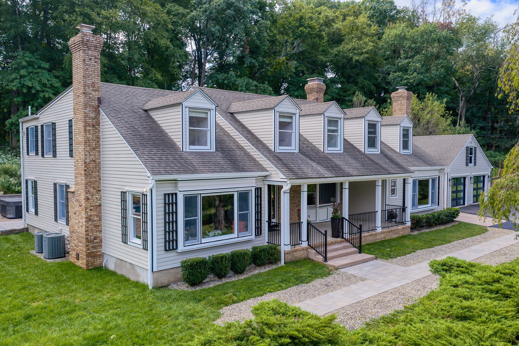  Updated Custom Colonial Home Brings Private Natural Setting Into Daily Life - 物件實景