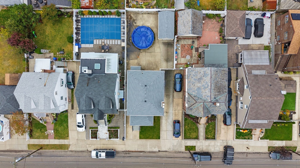 Howard Beach, New York, 11414, United States, 4 Bedrooms Bedrooms, ,1 BathroomBathrooms,Residential,For Sale,1986099