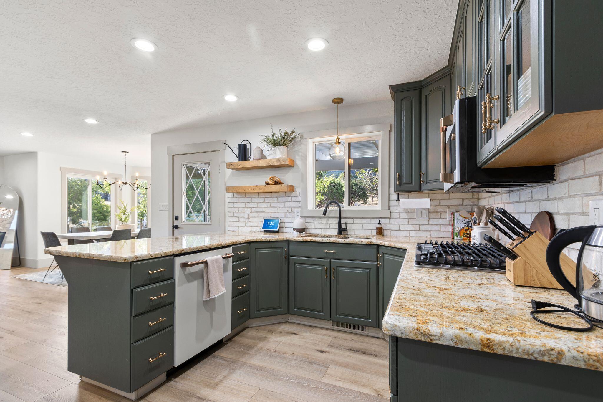 Parowan, Utah, 84761, United States, 6 Bedrooms Bedrooms, ,5 BathroomsBathrooms,Residential,For Sale,1995430