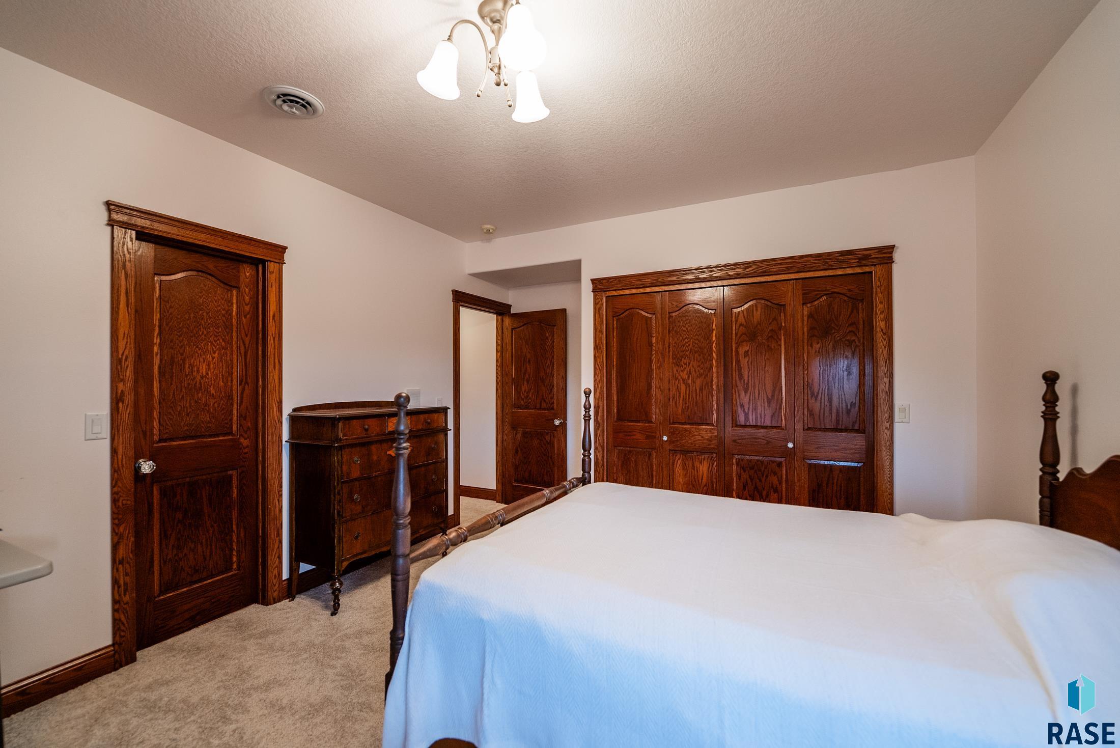 Yankton, South Dakota, 57078, United States, 6 Bedrooms Bedrooms, ,4 BathroomsBathrooms,Residential,For Sale,1975294