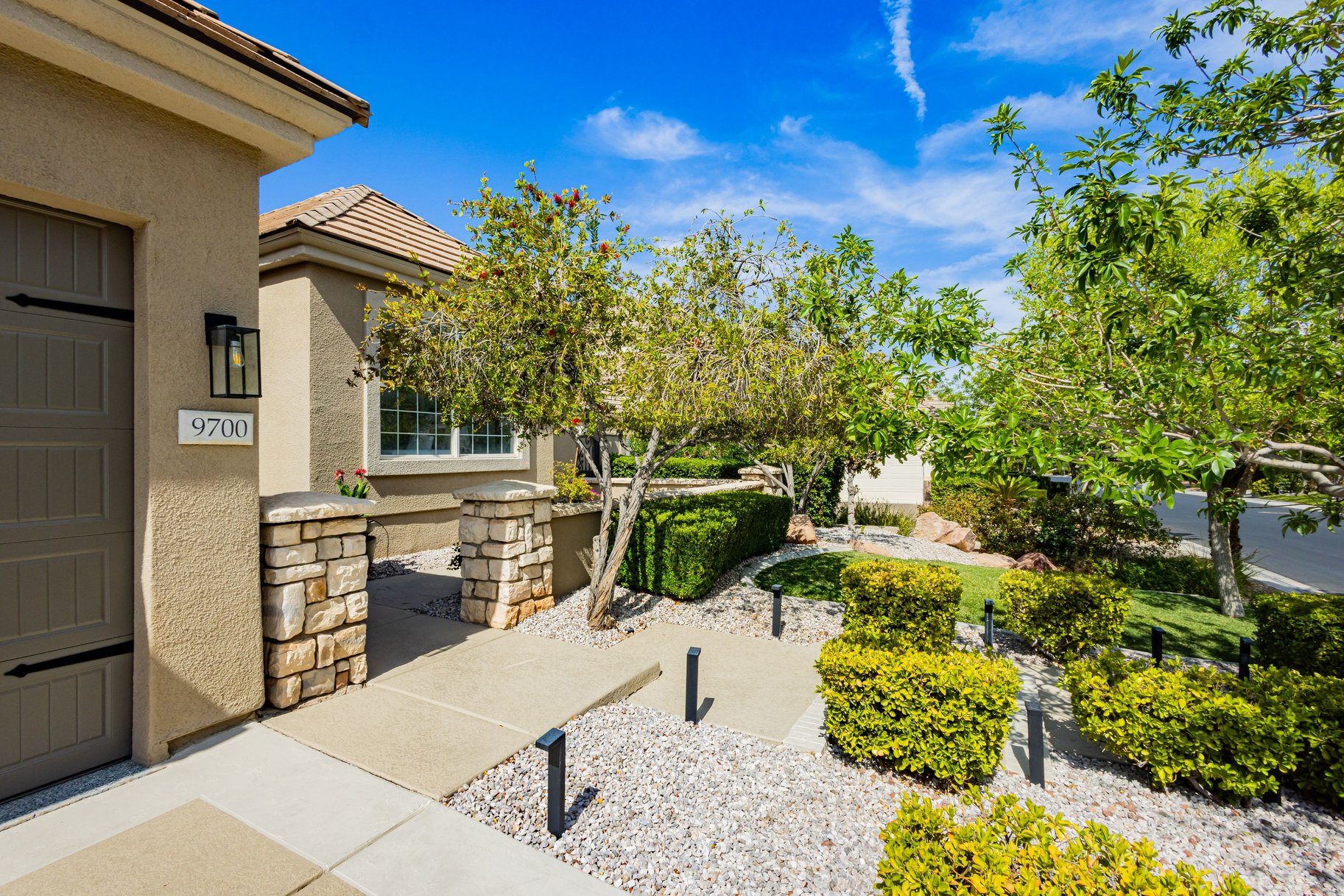  Queensridge single story Home with Backyard Oasis - 物件實景