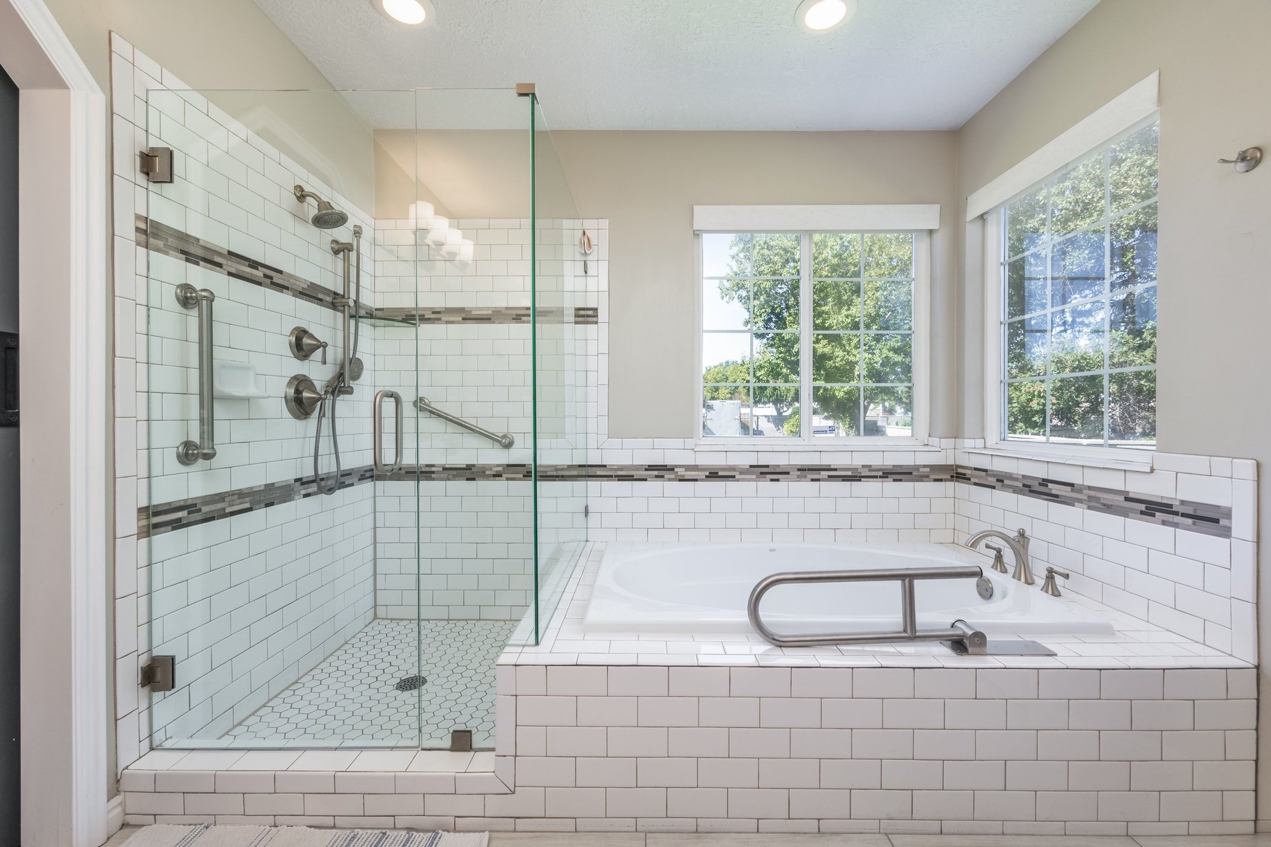 Multigenerational Living in South Jordan: 5 Beds, 2 Kitchens, 0.33-Acre Lot - 物件實景
