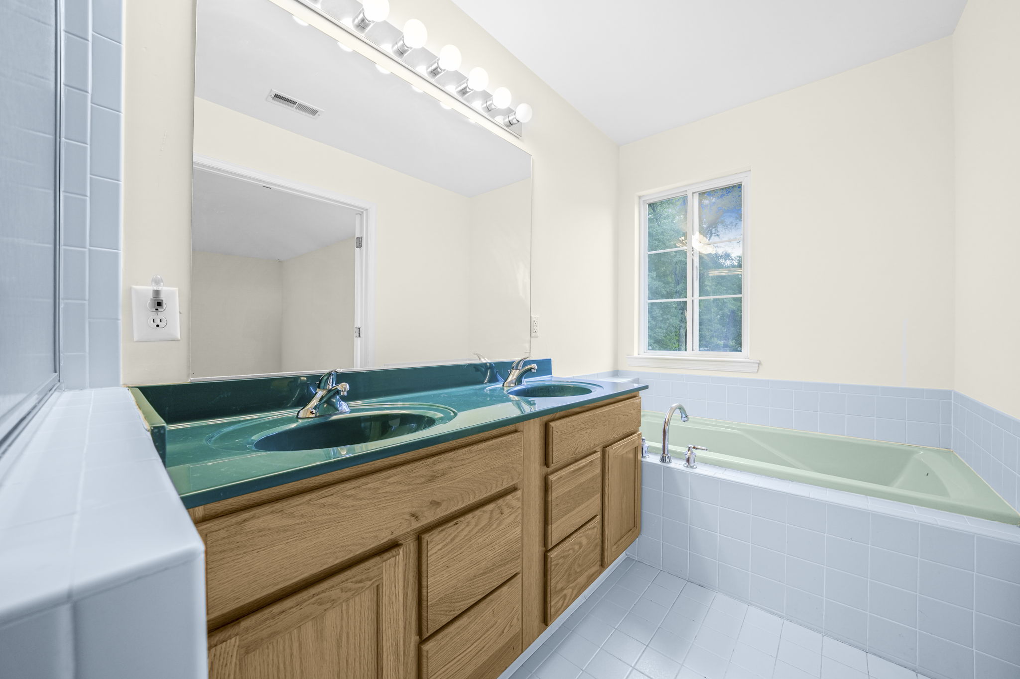 Mount Olive Township, New Jersey, 07828, United States, 4 Bedrooms Bedrooms, ,3 BathroomsBathrooms,Residential,For Sale,1976340