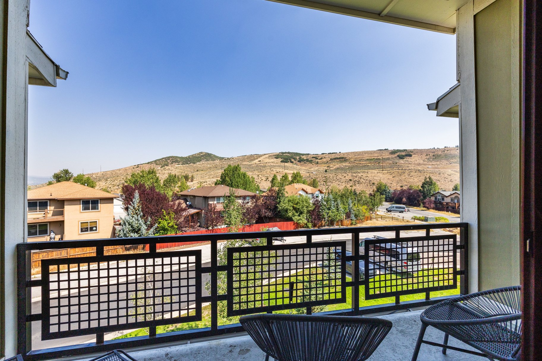  Three Bedroom Townhome with 2-Car Garage Near Trails, Creek, Retail & Golf Club - 物件實景