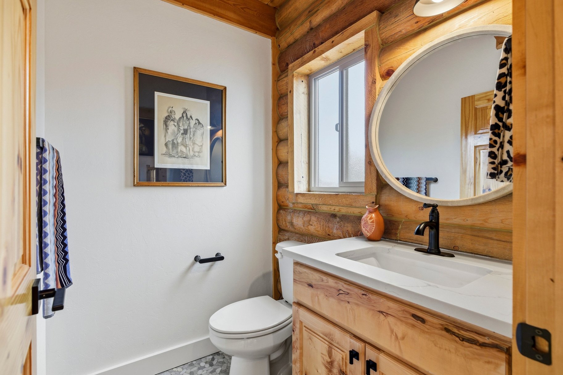  Renovated Log Cabin in Cedar Highlands with Wraparound Deck & Mountain Views - 物件實景