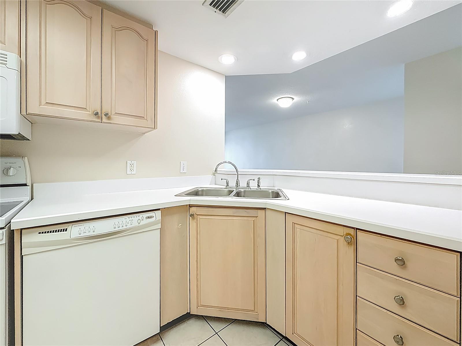 Madeira Beach, Florida, 33708, United States, 2 Bedrooms Bedrooms, ,2 BathroomsBathrooms,Residential,For Sale,1985682