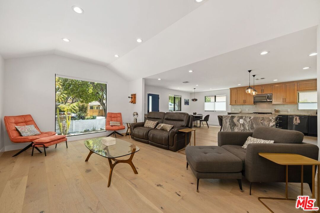 Culver City, California, 90232, United States, 3 Bedrooms Bedrooms, ,2 BathroomsBathrooms,Residential,For Sale,1911213