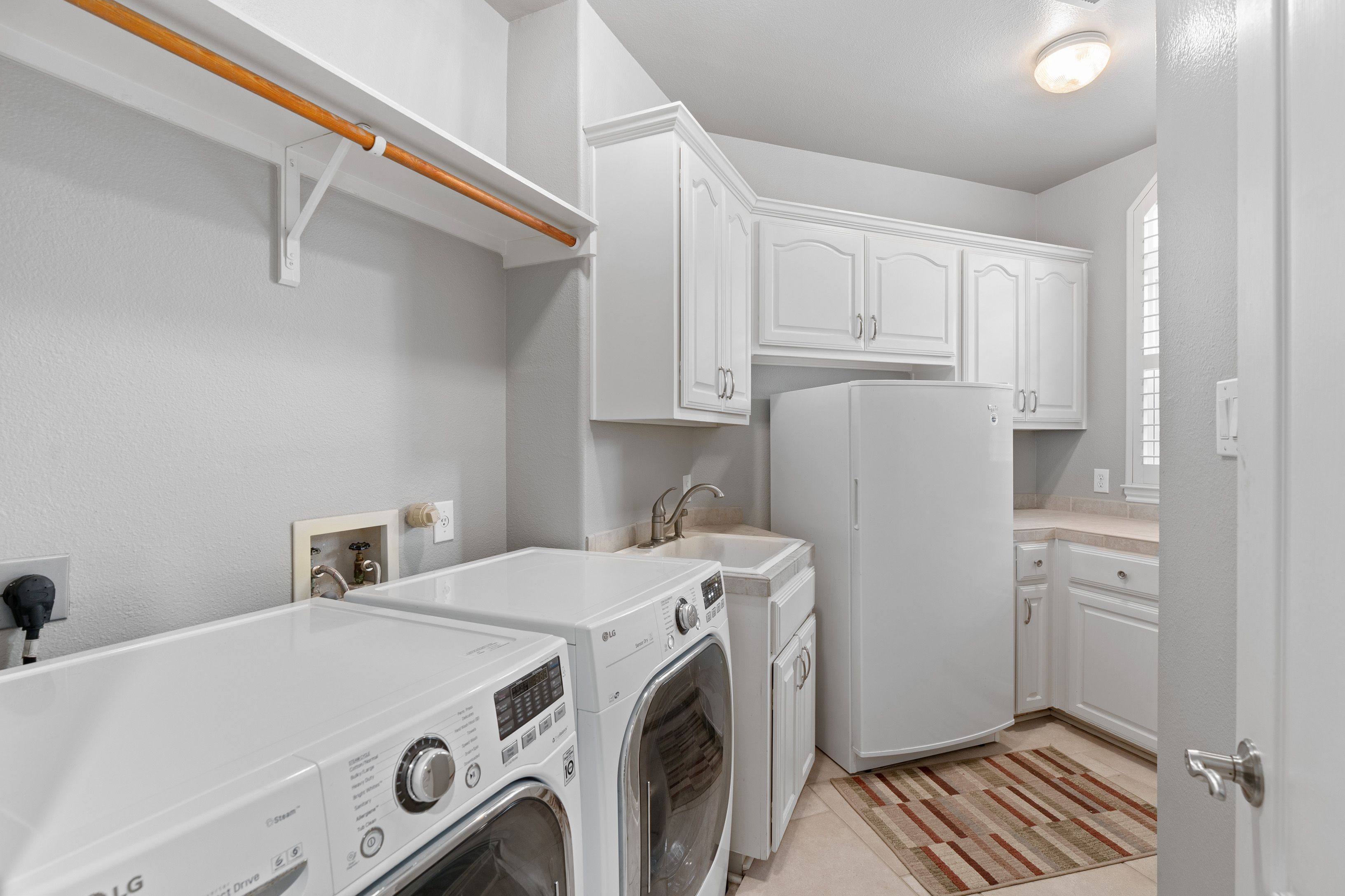  Spacious Estate with Poolside Views - 物件實景