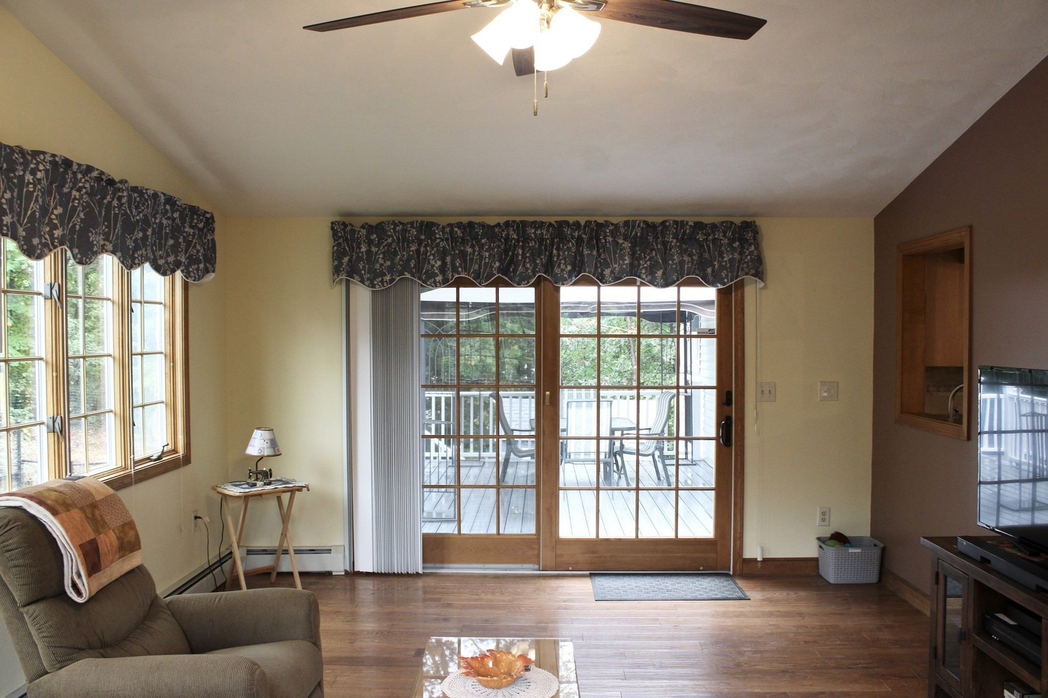 Woburn, Massachusetts, 01801, United States, 4 Bedrooms Bedrooms, ,2 BathroomsBathrooms,Residential,For Sale,1979204