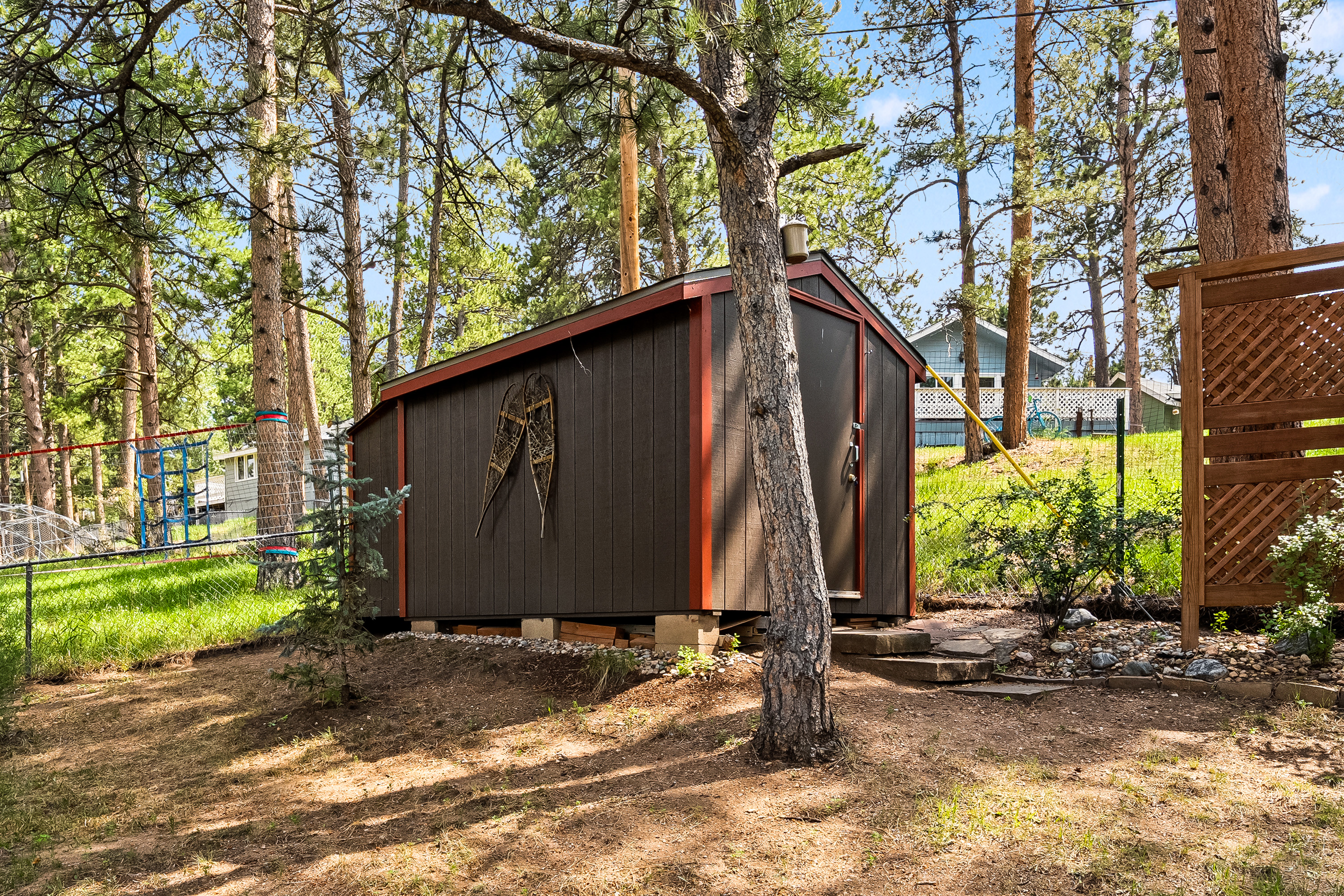  Rare Opportunity to Own 2 Homes Just Steps Away from Coveted Evergreen Lake - 物件實景