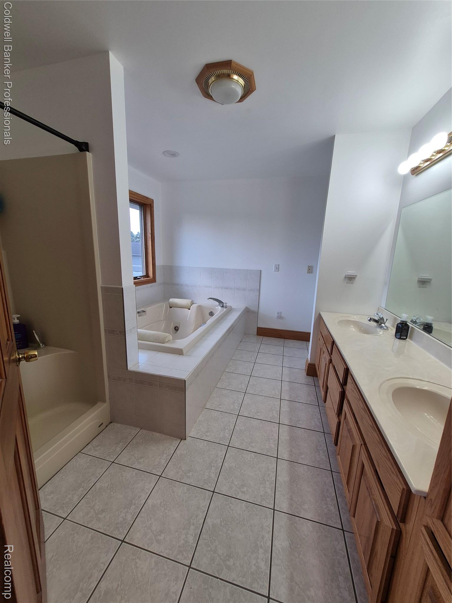 SwartzCreek, Michigan, 48473, United States, 4 Bedrooms Bedrooms, ,4 BathroomsBathrooms,Residential,For Sale,1958506