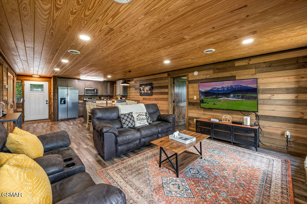 Sevierville, Tennessee, 37876, United States, 4 Bedrooms Bedrooms, ,6 BathroomsBathrooms,Residential,For Sale,2008845