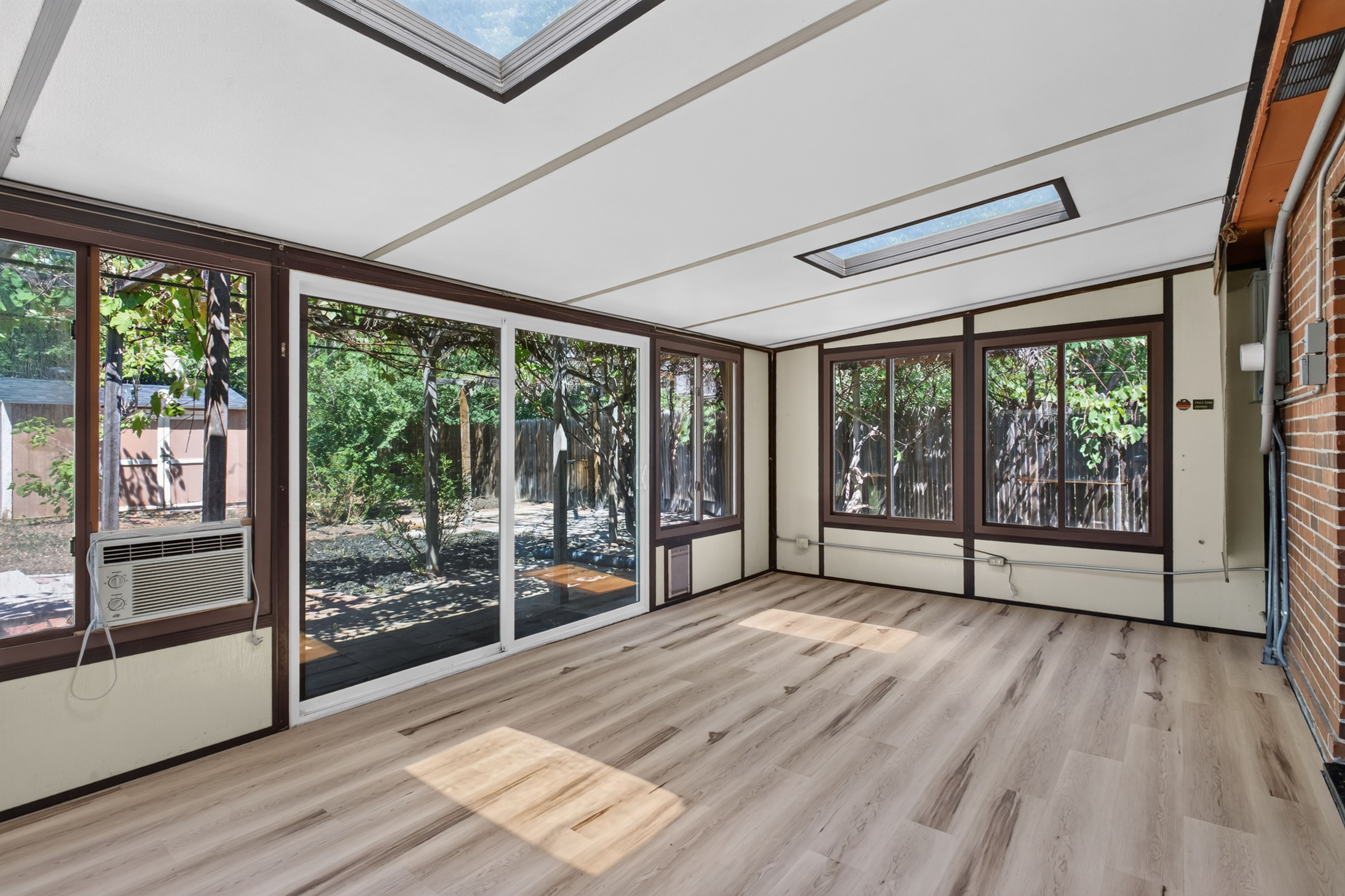 Charming Mayfair Brick Home: Sunroom Oasis & Private Pergola Backyard - 物件實景