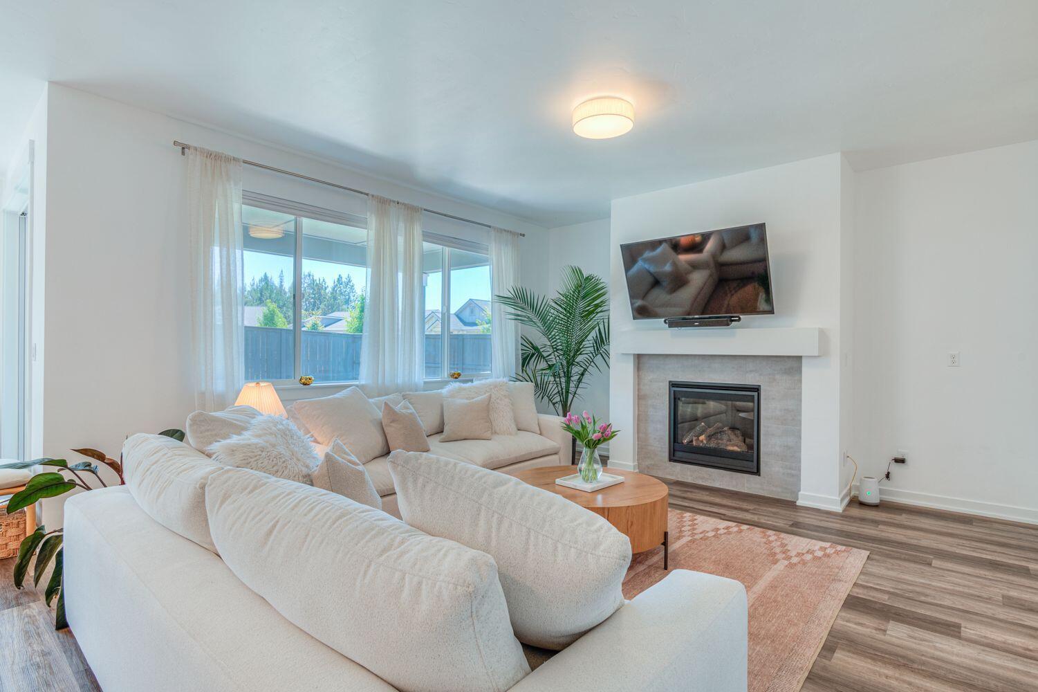 Bend, Oregon, 97702, United States, 3 Bedrooms Bedrooms, ,3 BathroomsBathrooms,Residential,For Sale,1977775