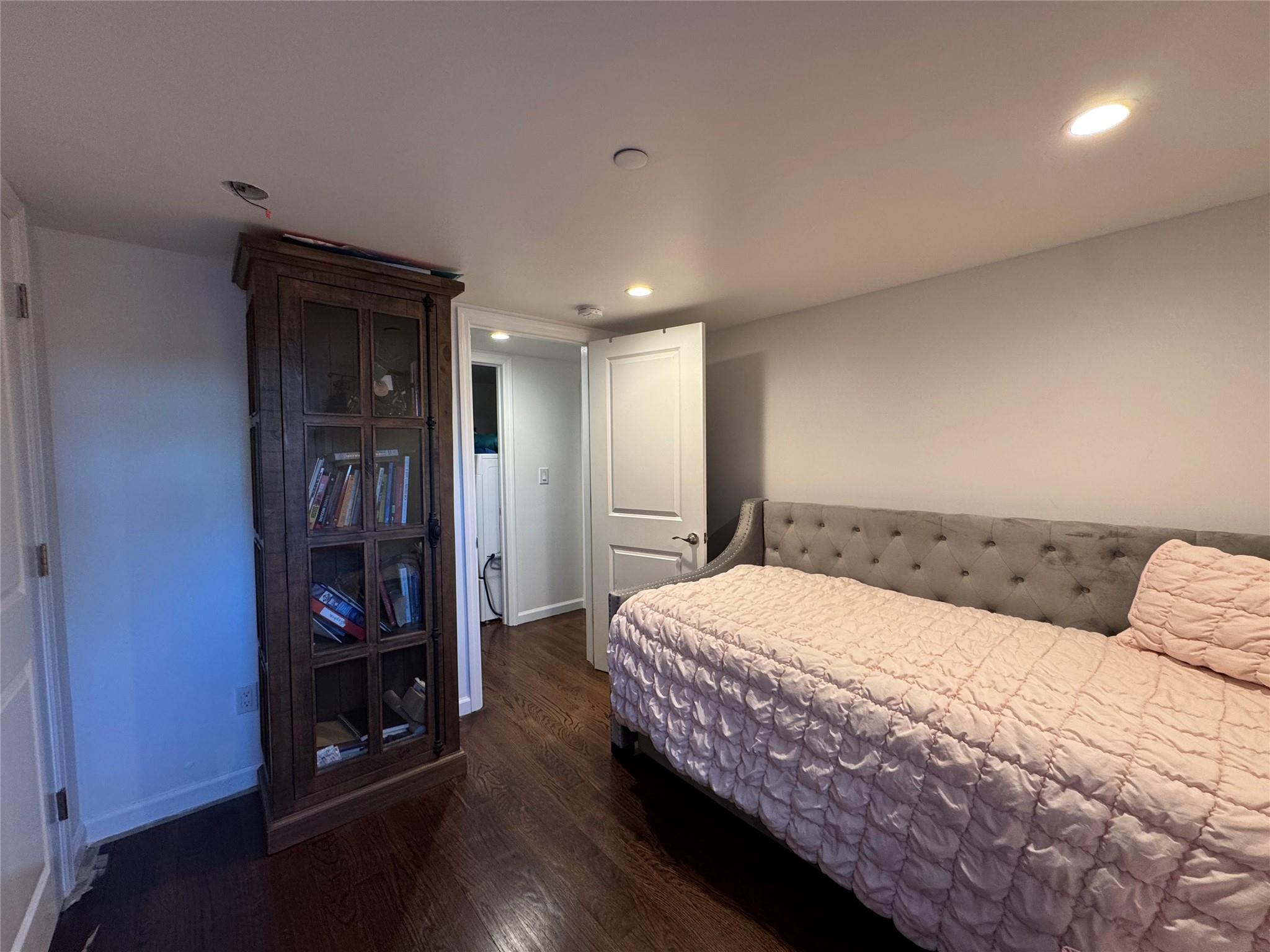 Seaford, New York, 11783, United States, 6 Bedrooms Bedrooms, ,3 BathroomsBathrooms,Residential,For Sale,1766775
