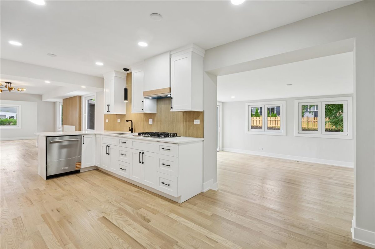 Naperville, Illinois, 60565, United States, 4 Bedrooms Bedrooms, ,3 BathroomsBathrooms,Residential,For Sale,1932605