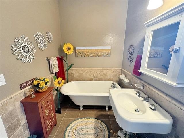 Cookson, Oklahoma, 74427, United States, 3 Bedrooms Bedrooms, ,3 BathroomsBathrooms,Residential,For Sale,1974626