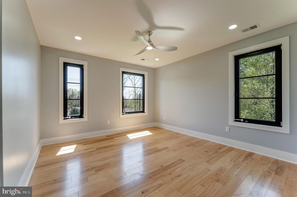 Herndon, Virginia, 20170, United States, 6 Bedrooms Bedrooms, ,6 BathroomsBathrooms,Residential,For Sale,1941281