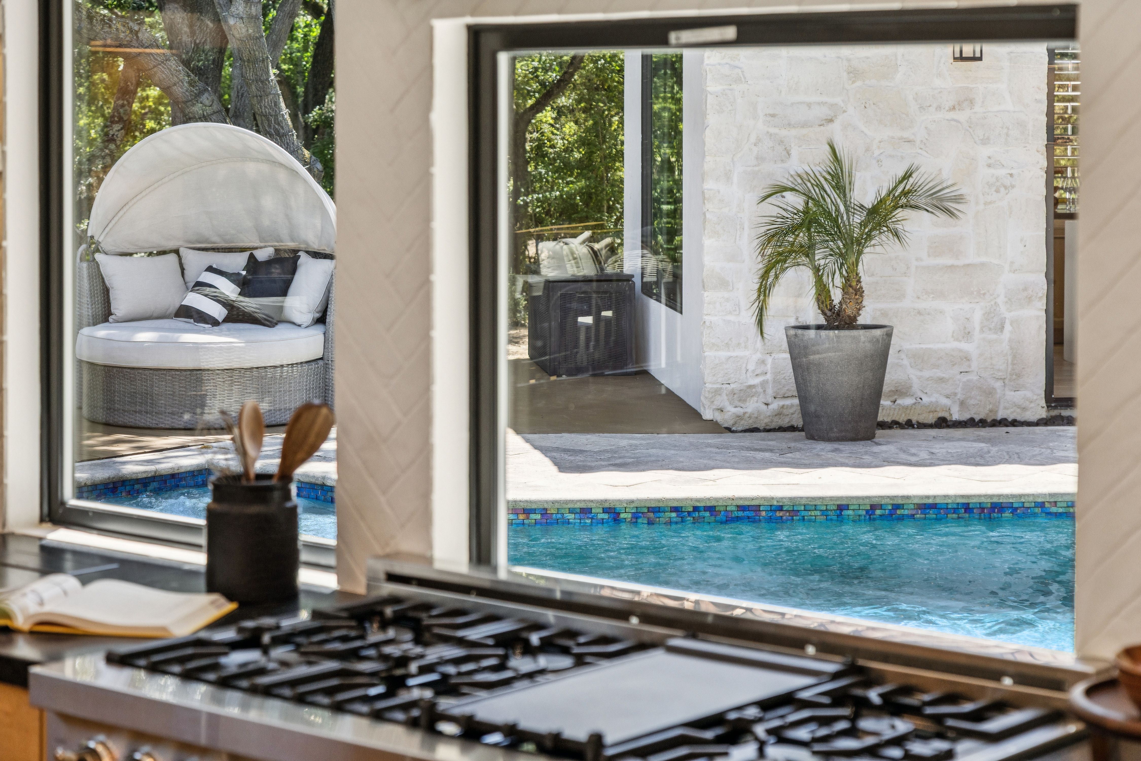  Private Gated Sanctuary With Expansive Outdoor Living - 物件實景