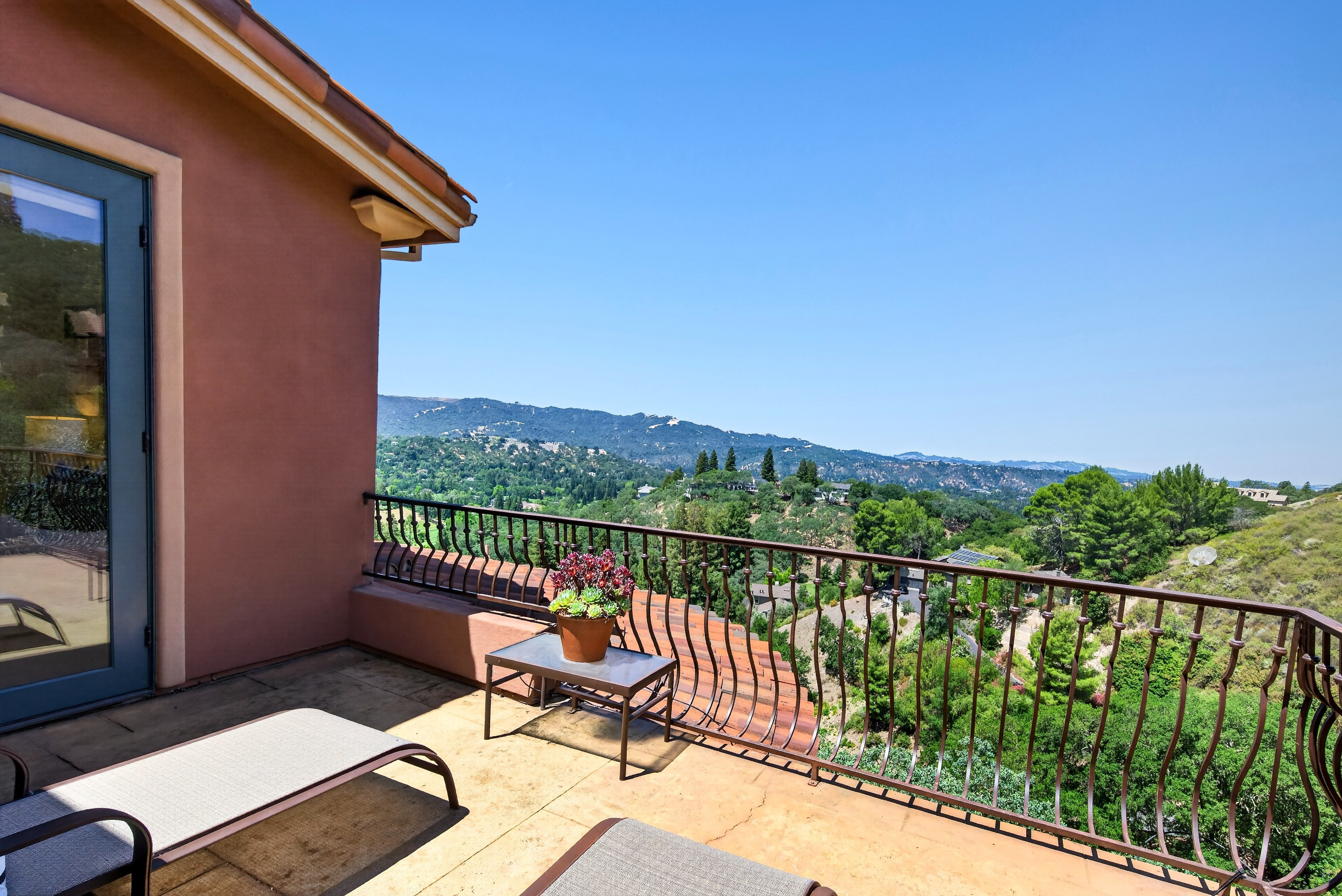  An Extraordinary Round Hill Estate Defined by Privacy, Views, and Sophistication - 物件實景