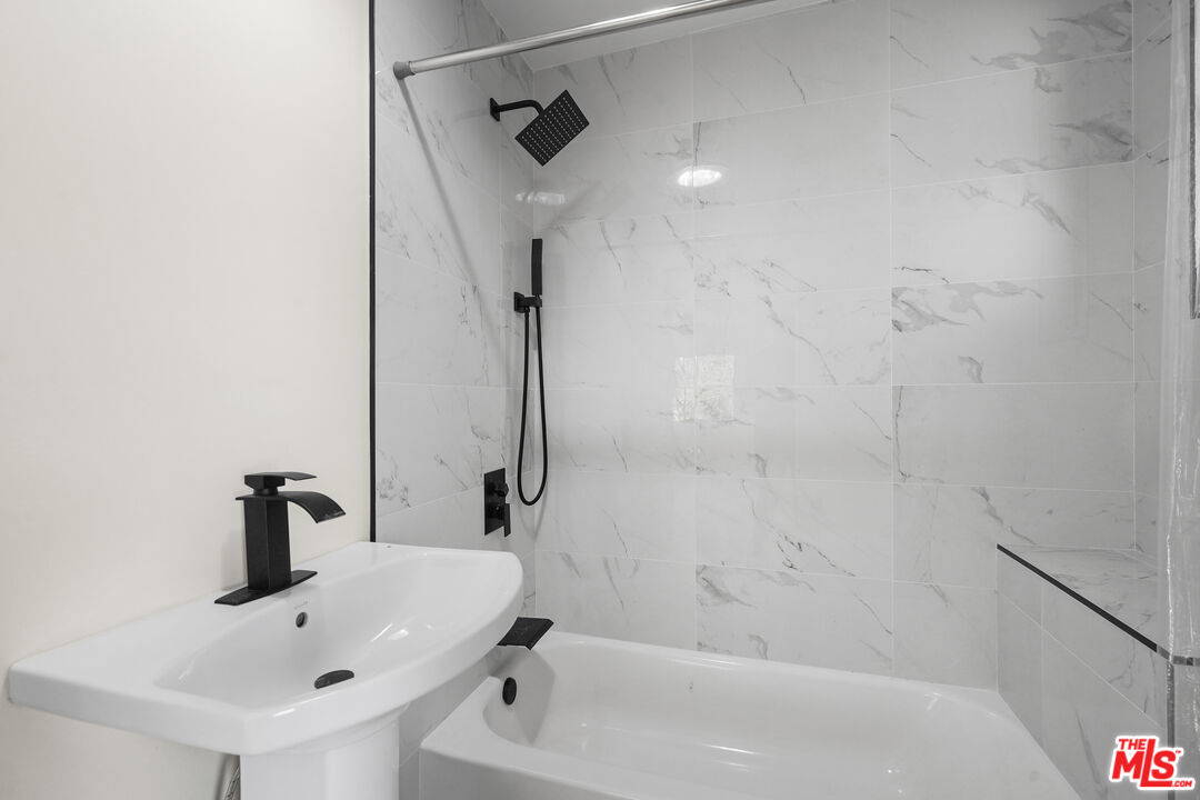 Los Angeles, California, 90068, United States, 5 Bedrooms Bedrooms, ,4 BathroomsBathrooms,Residential,For Sale,1892047