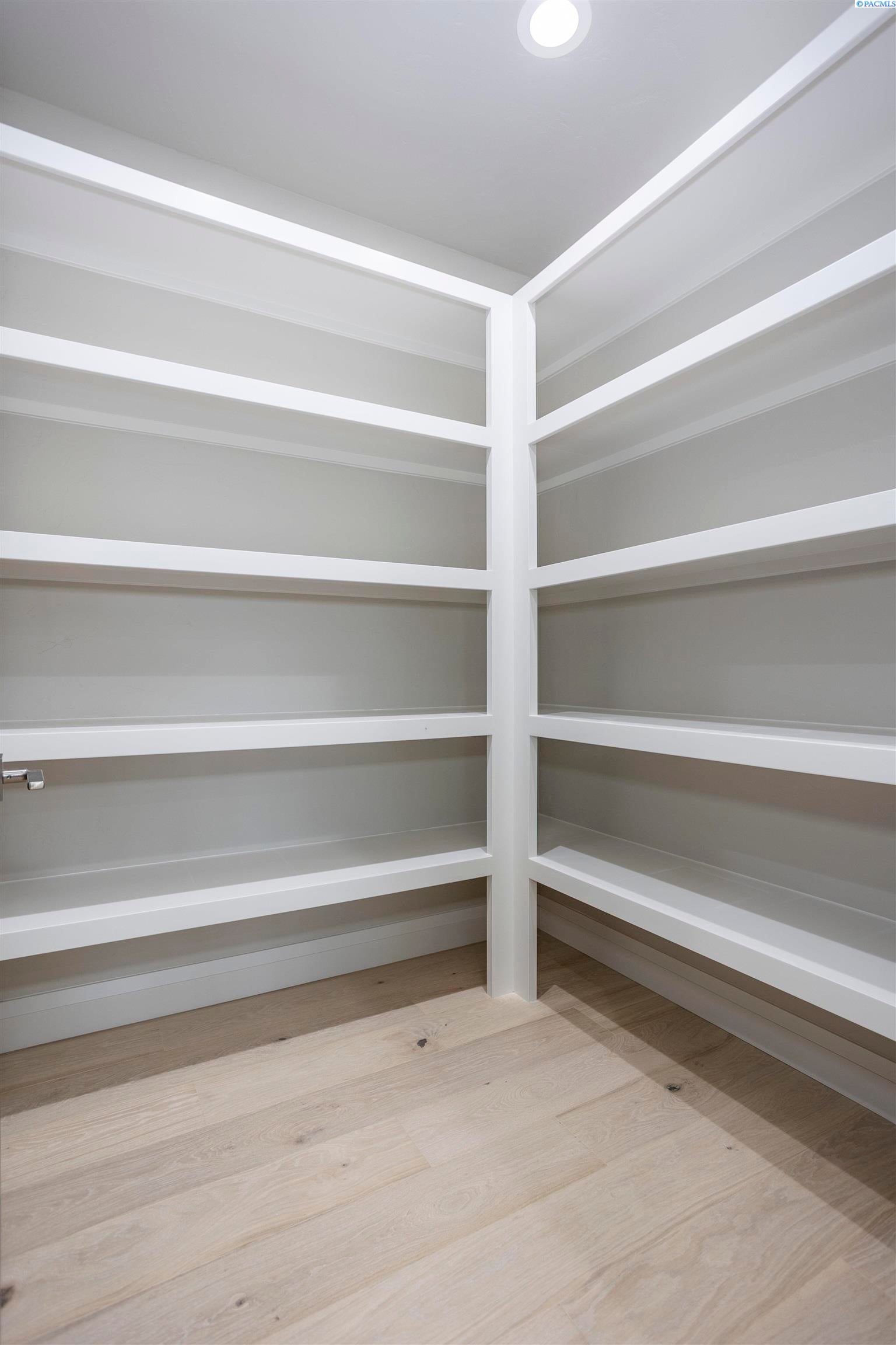 Pasco, Washington, 99301, United States, 4 Bedrooms Bedrooms, ,4 BathroomsBathrooms,Residential,For Sale,1979457