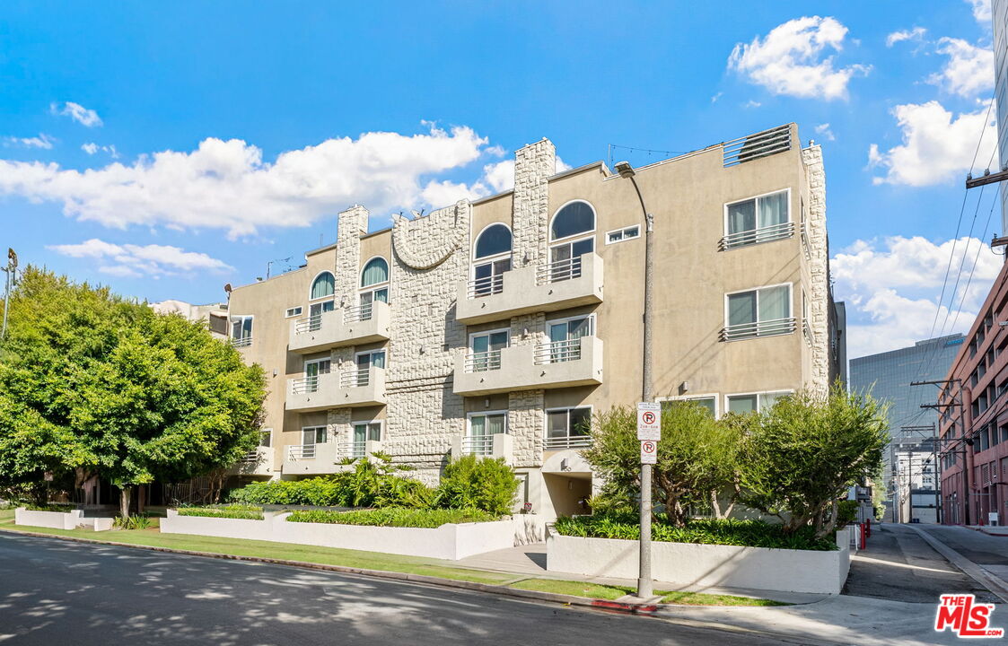 Los Angeles, California, 90049, United States, 2 Bedrooms Bedrooms, ,3 BathroomsBathrooms,Residential,For Sale,2003459