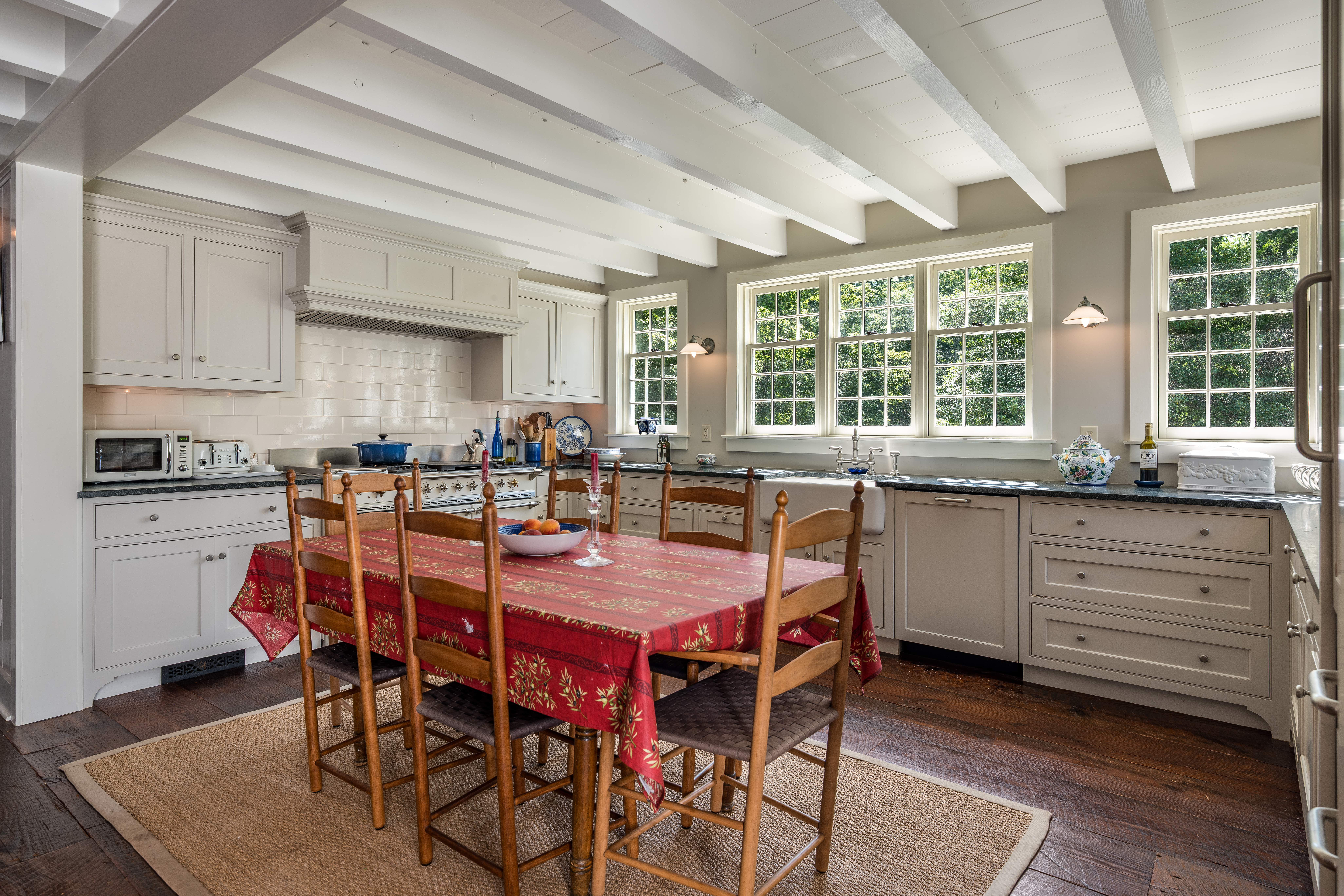  An Extraordinary Pocket Estate Within Walking Distance to Village - 物件實景