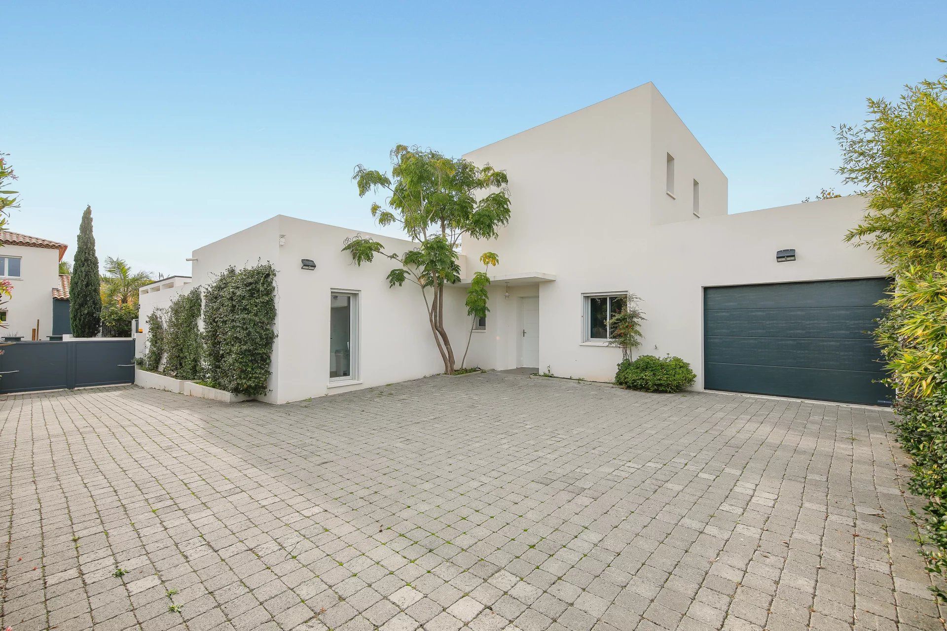 Hyères, Provence-Alpes-Côte d’Azur, 83400, FR, 4 Bedrooms Bedrooms, ,4 BathroomsBathrooms,Residential,For Sale,1991798