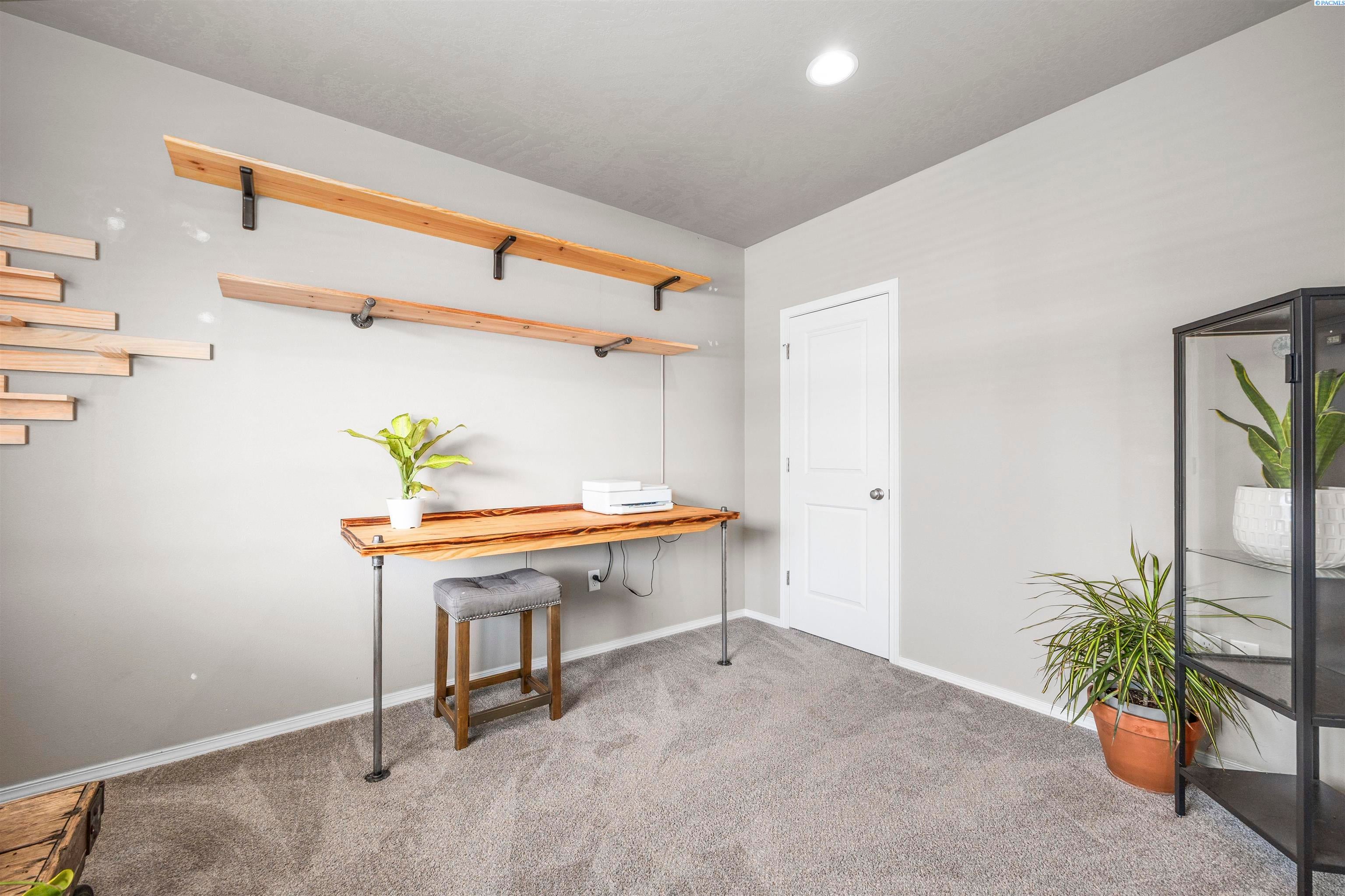 Kennewick, Washington, 99338, United States, 5 Bedrooms Bedrooms, ,3 BathroomsBathrooms,Residential,For Sale,1914232