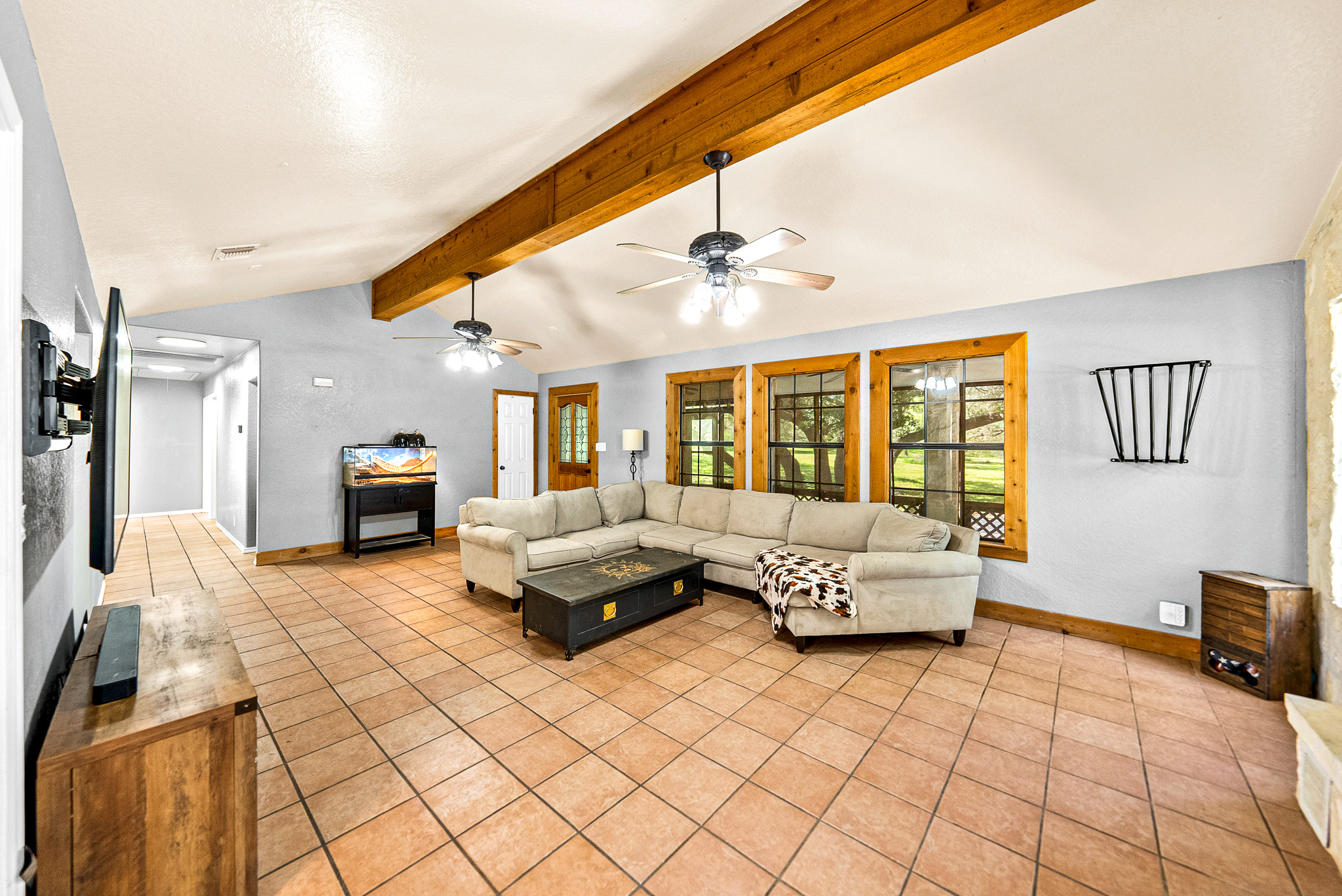  Private 10-Acre Horse Property in Lytle - 物件實景