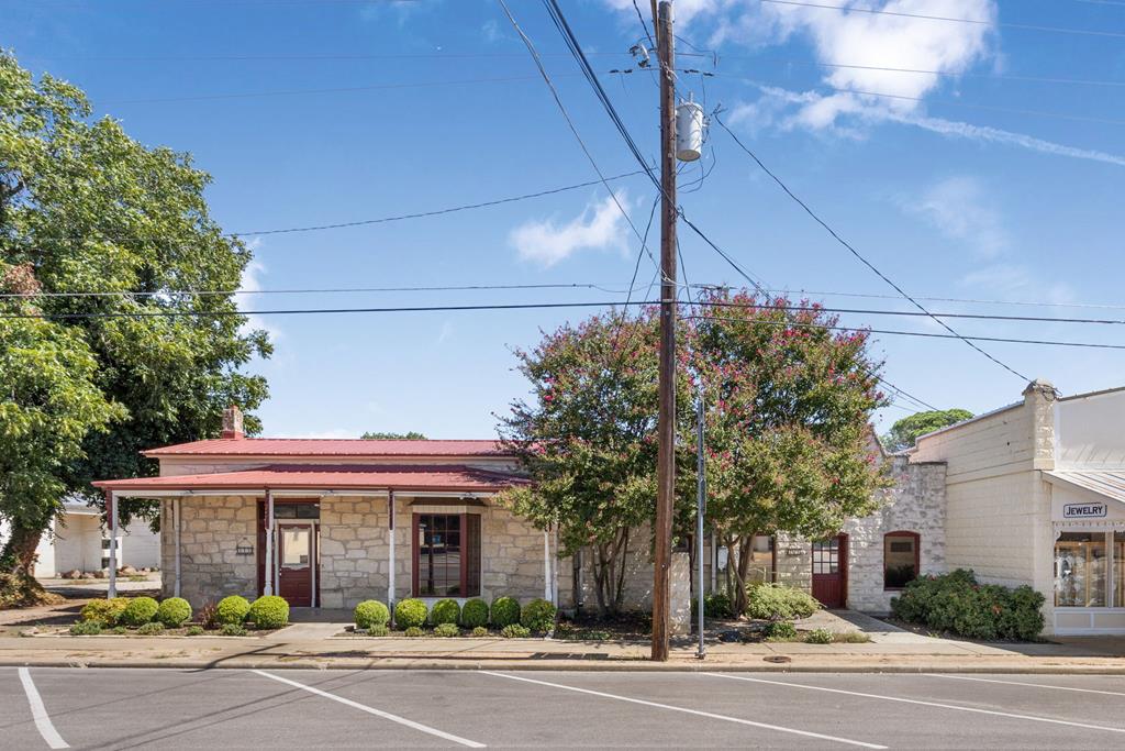Fredericksburg, Texas, 78624, United States, 5 Bedrooms Bedrooms, ,4 BathroomsBathrooms,Residential,For Sale,1981839