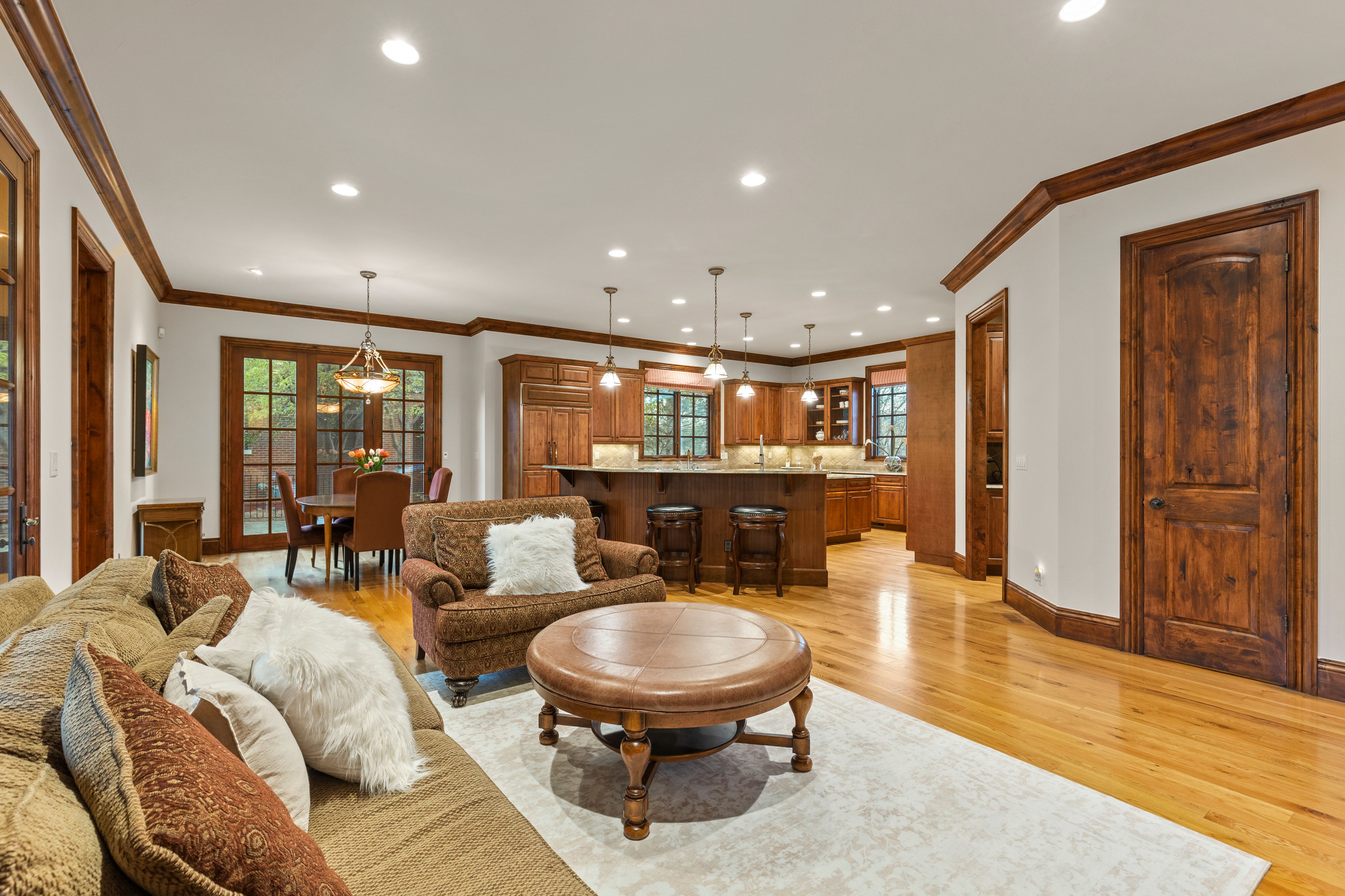  LUXURY LIVING IN LOWRY TIMELESS ENGLISH TUDOR EXPANSIVE LOT ON 6TH AVENUE PKWY - 物件實景