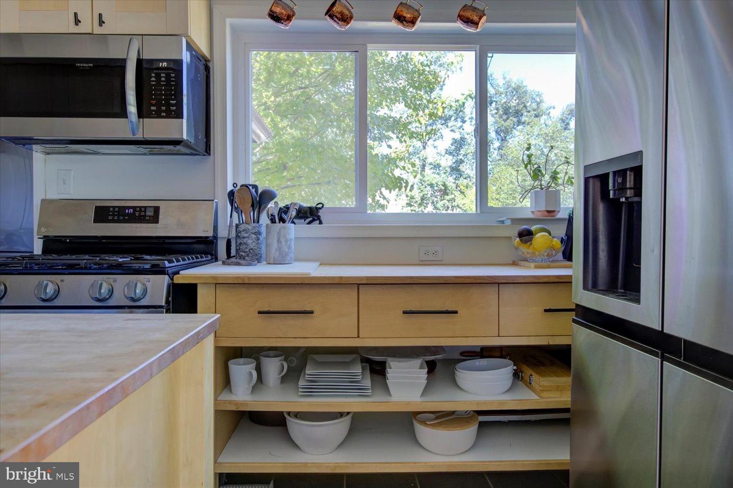 Arlington, Virginia, 22204, United States, 2 Bedrooms Bedrooms, ,1 BathroomBathrooms,Residential,For Sale,1951010