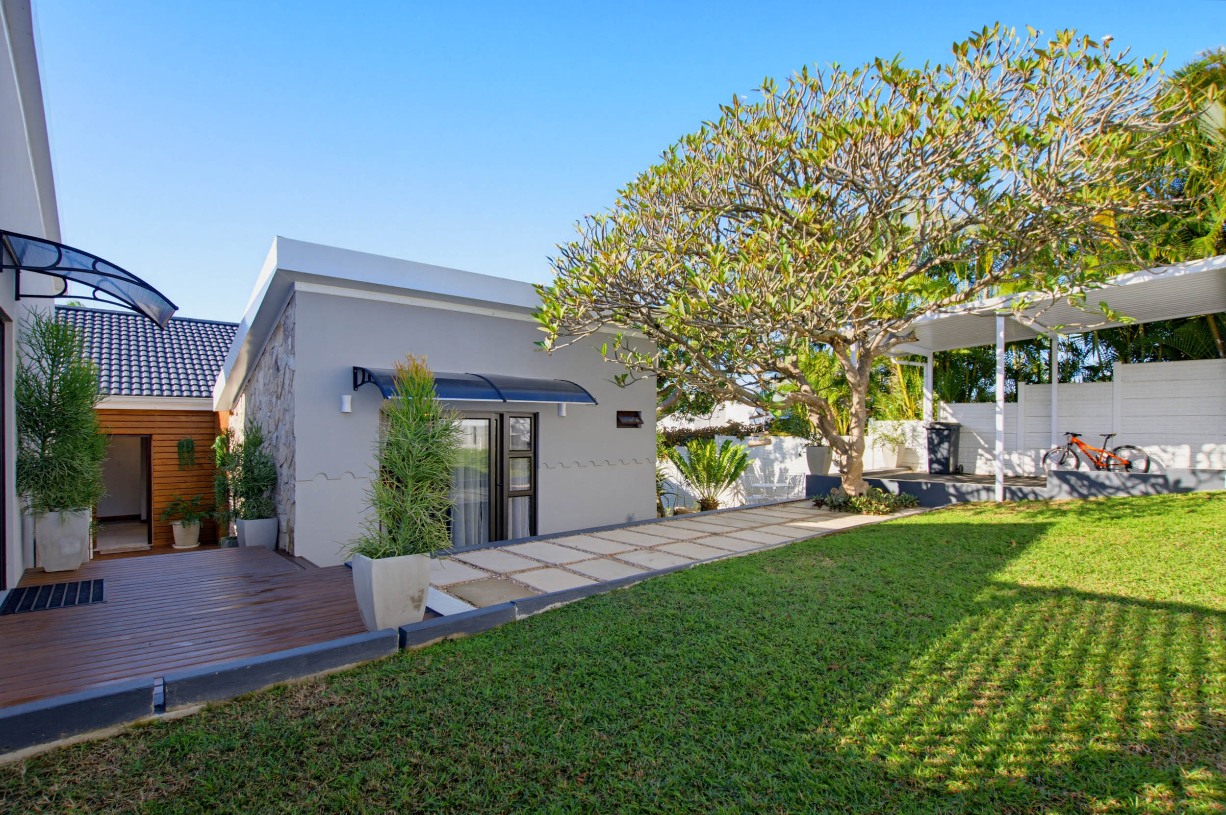  Fully Renovated Coastal Residence with Guest Flatlet and Sea Views in Salt Rock - 物件實景