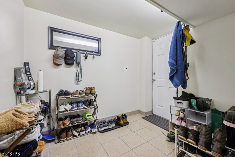 Wayne Twp., New Jersey, 07470, United States, 2 Bedrooms Bedrooms, ,3 BathroomsBathrooms,Residential,For Sale,2002003