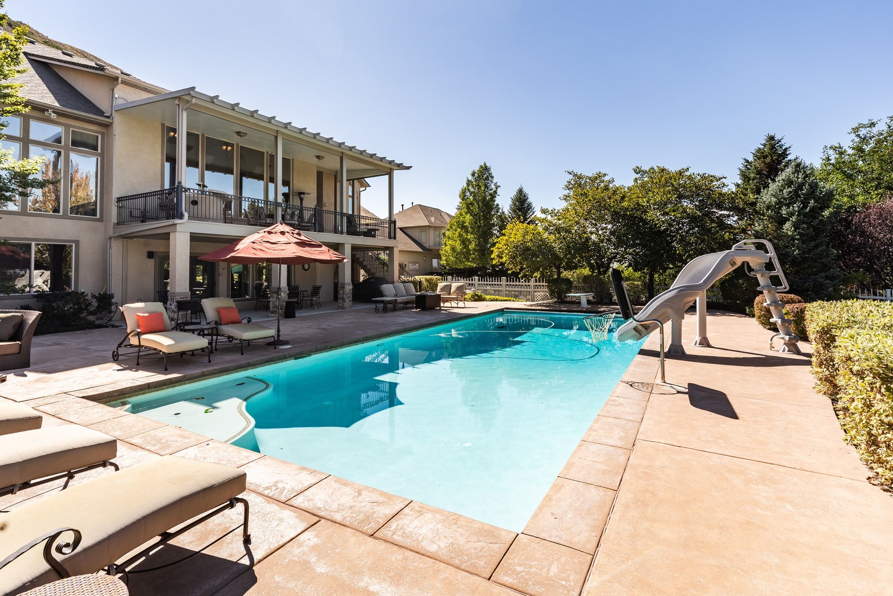  Stately Gated-Community Estate on Nearly Half an Acre: Vaulted Ceilings, Valley - 物件實景
