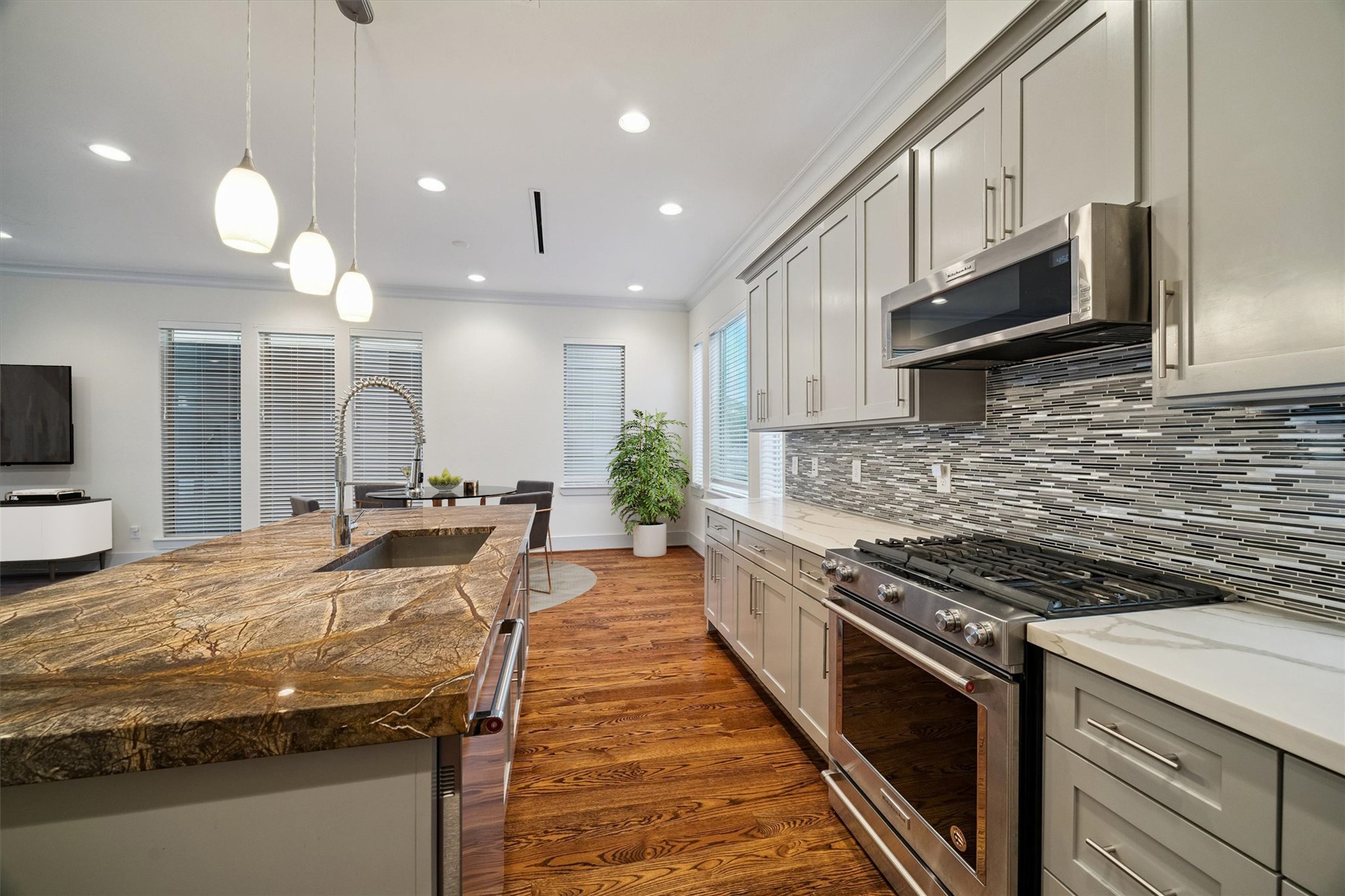  4833 Chenevert Street - 物件實景