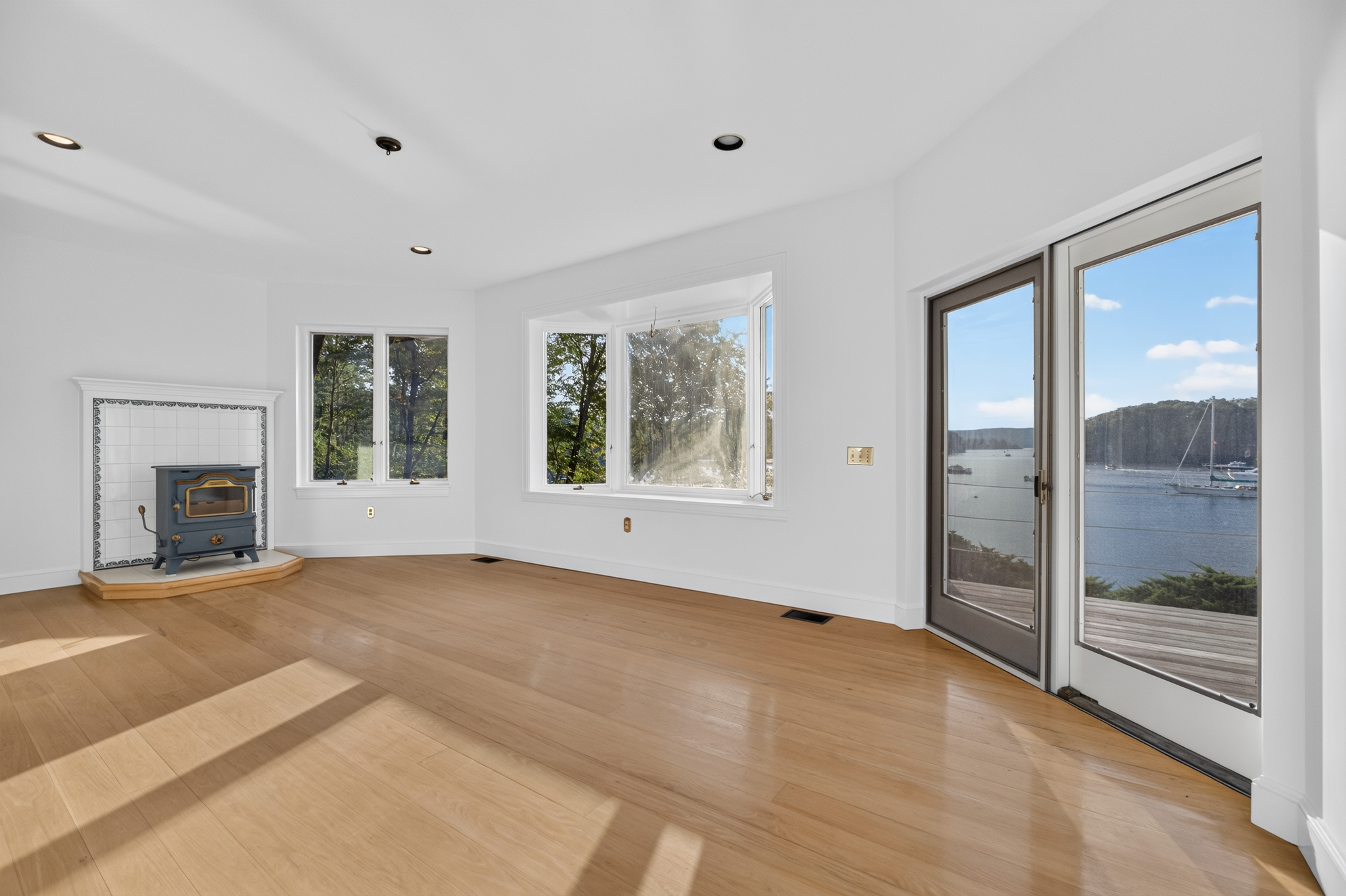  Set on 2.1 Private Acres Directly Along Hamburg Cove - 物件實景