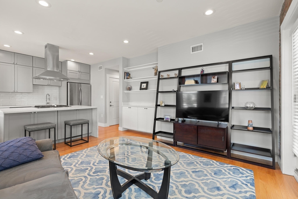Boston, Massachusetts, 02128, United States, 2 Bedrooms Bedrooms, ,2 BathroomsBathrooms,Residential,For Sale,1925542